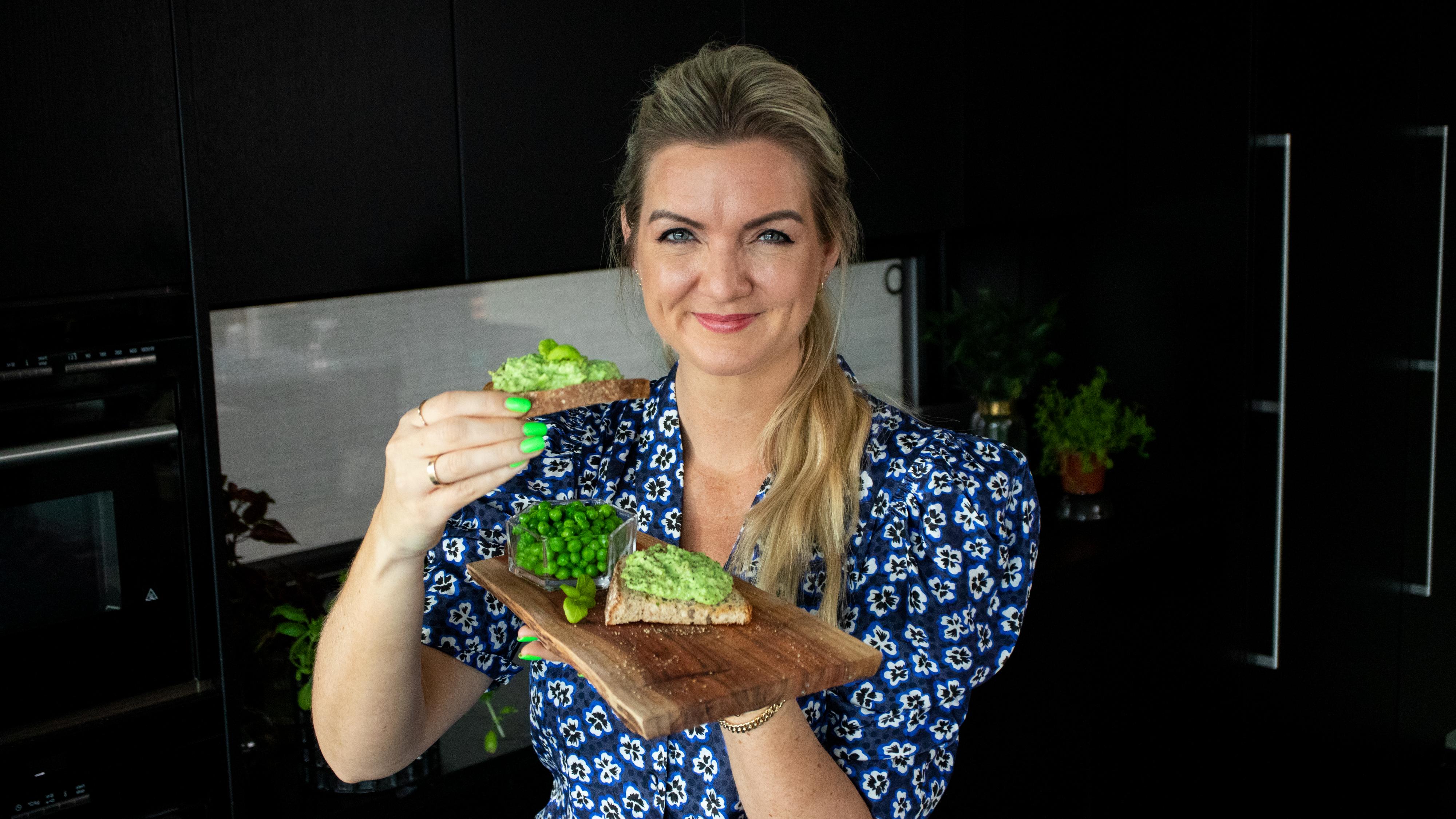 AVOKADO-ALTERNATIV: Vegetarentusiast Hanne-Lene Dahlgren elsker avokadotoast, men synes en ertetoast er et godt alternativ