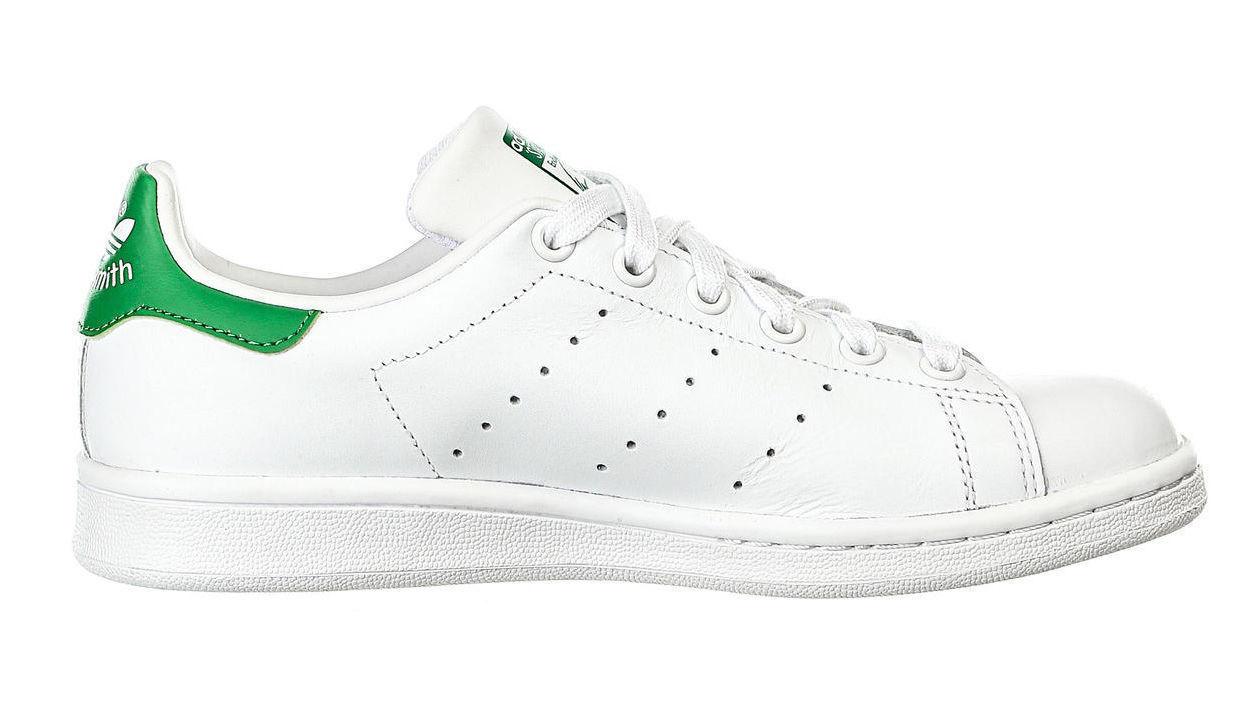 TENNISKONGEN: Adidas' sko oppkalt etter tennisspilleren Stan Smith ble standarden for hvordan enkle joggesko skulle se ut. Skoen var blant de første til å ta i bruk et tåstykke laget av ett stykke lær. Ble født på ny i 2014, og er nå igjen blant de mest populære joggeskoene på markedet. Foto: Produsenten