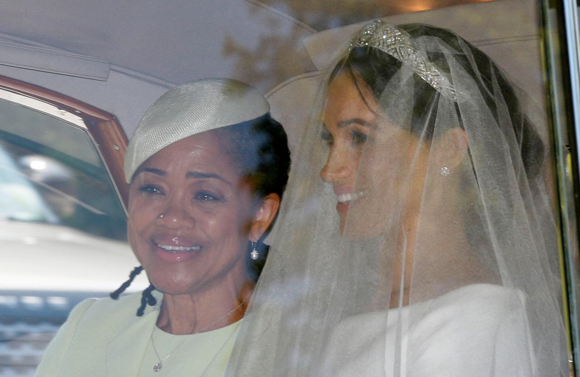 BRUDEN: De første glimtene av Meghan Markle viser at hun har både tiara og slør til bryllupsdagen. Her fra bilen sammen med moren Doria Ragland. Foto: Tim Ireland/AP