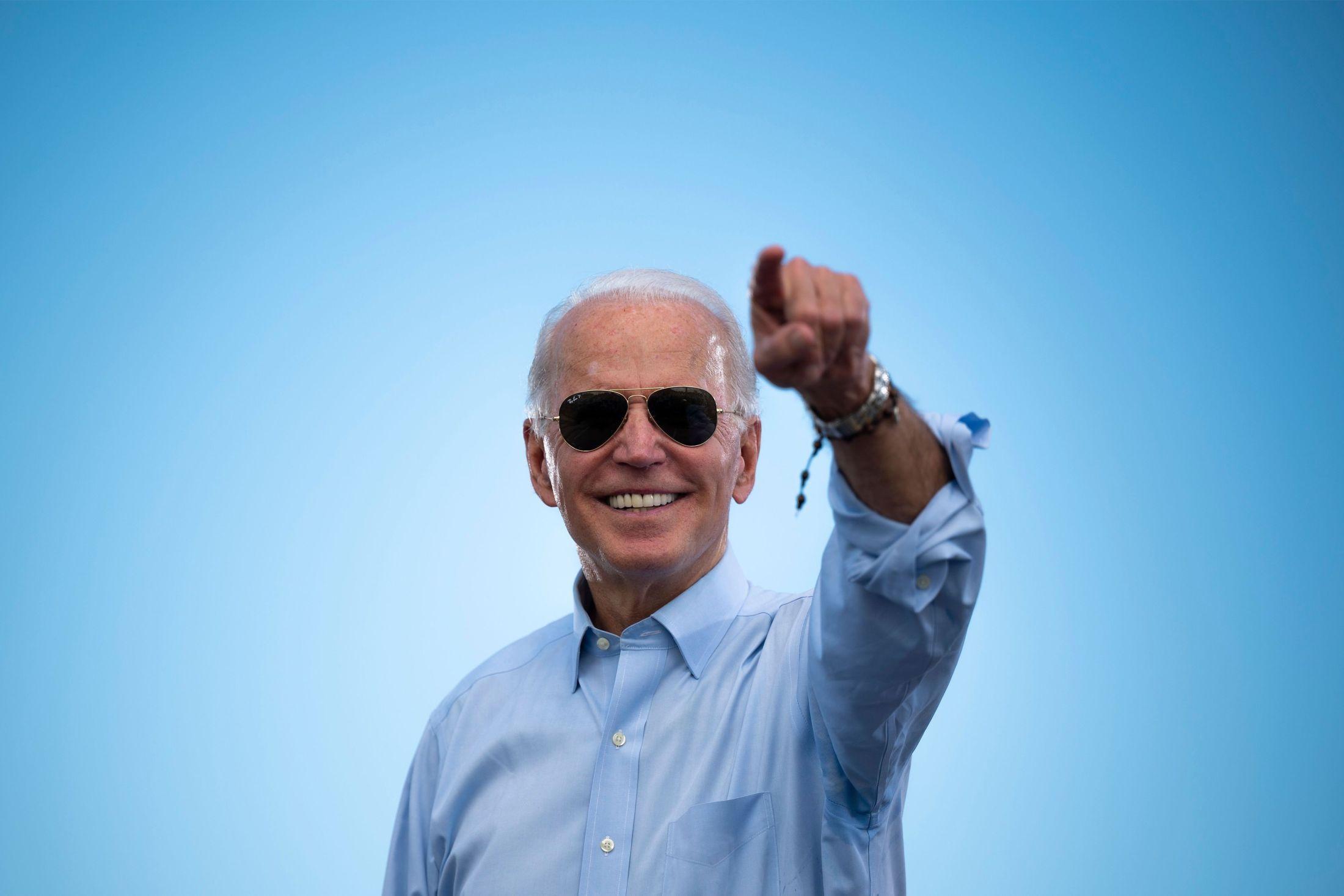 SIGNATUR-BRILLER: Joe Biden møter velgerne i Florida før presidentvalget i 2020. Den tidligere visepresidenten var enkelt antrukket, med oppbrettede ermer og den øverste skjorteknappen åpen. I Florida-solen valgte Biden seg nok en gang sine trofaste Ray-Ban pilotbriller. Foto: Jim Watson, AFP / NTB