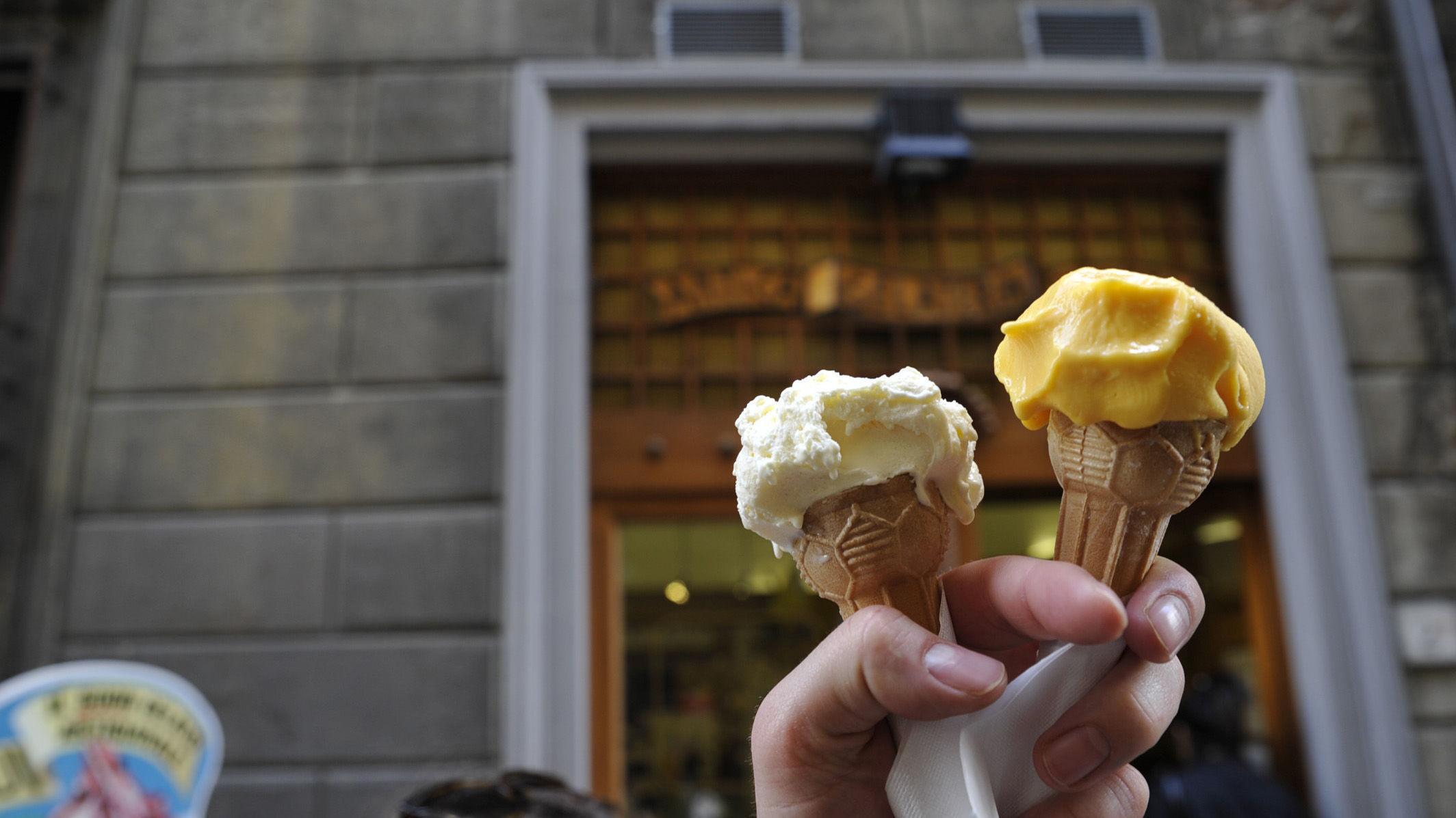 RIK TRADISJON: Overalt i Italia får du kjøpt hjemmelaget iskrem til et par euro. Foto: Jon Krog Pedersen