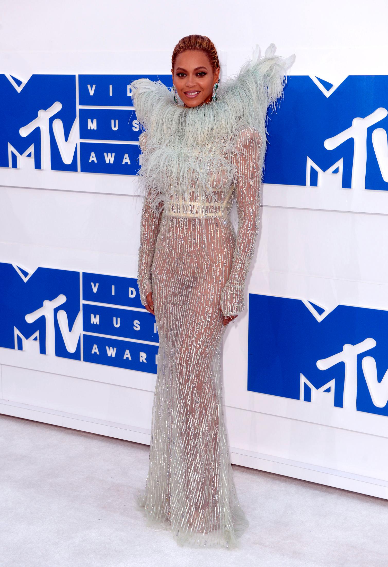 EXTRA: Under MTV-Awards i 2016 viste artisten igjen at hun ikke er redd for å eksperimentere.