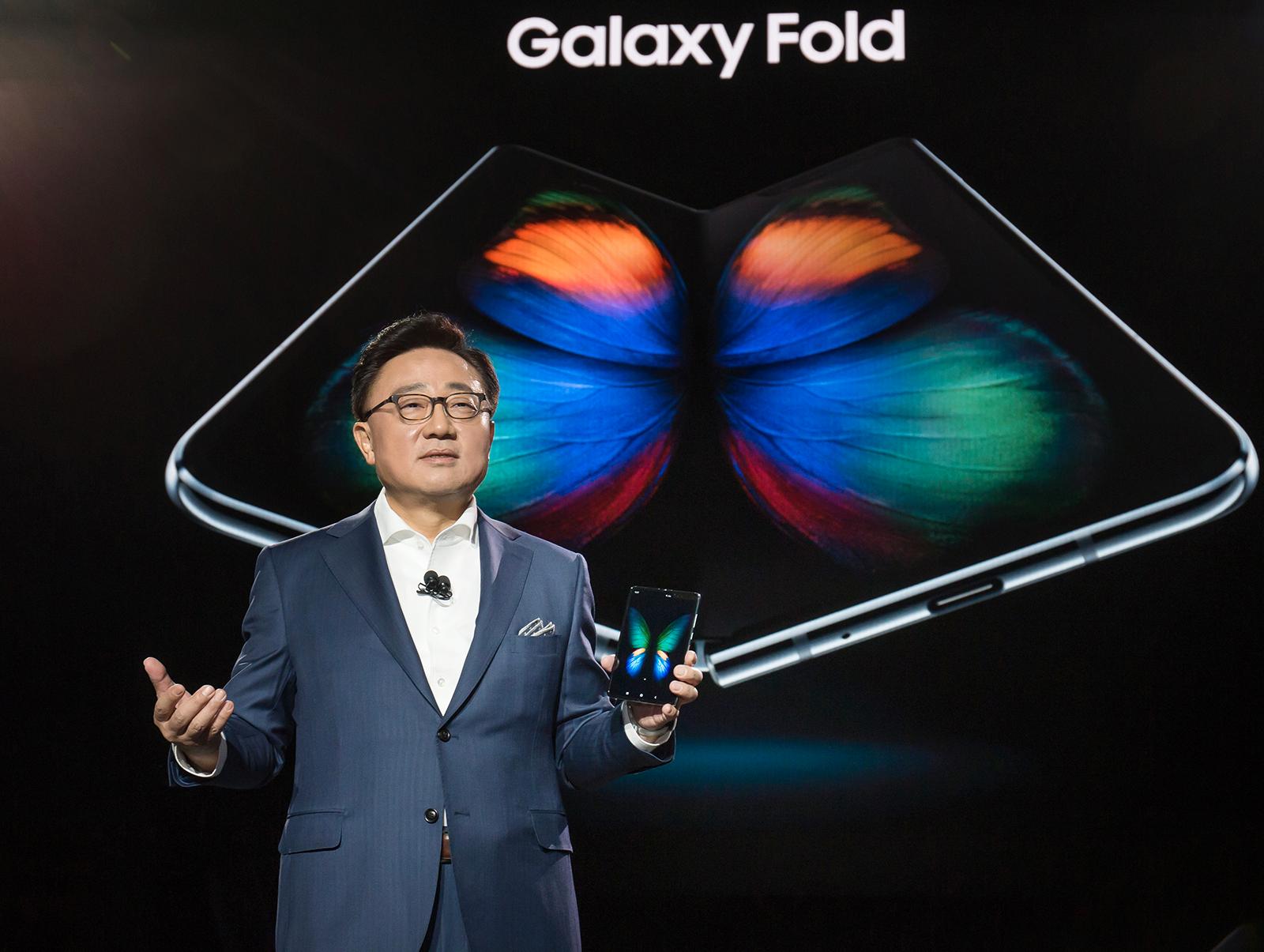 Samsungs mobilsjef DJ Koh viste frem Galaxy Fold samtidig med lanseringen av Galaxy S10-modellene. Først nå skulle telefonen vært i salg - men hva den endelige salgsdatoen blir er foreløpig ukjent.