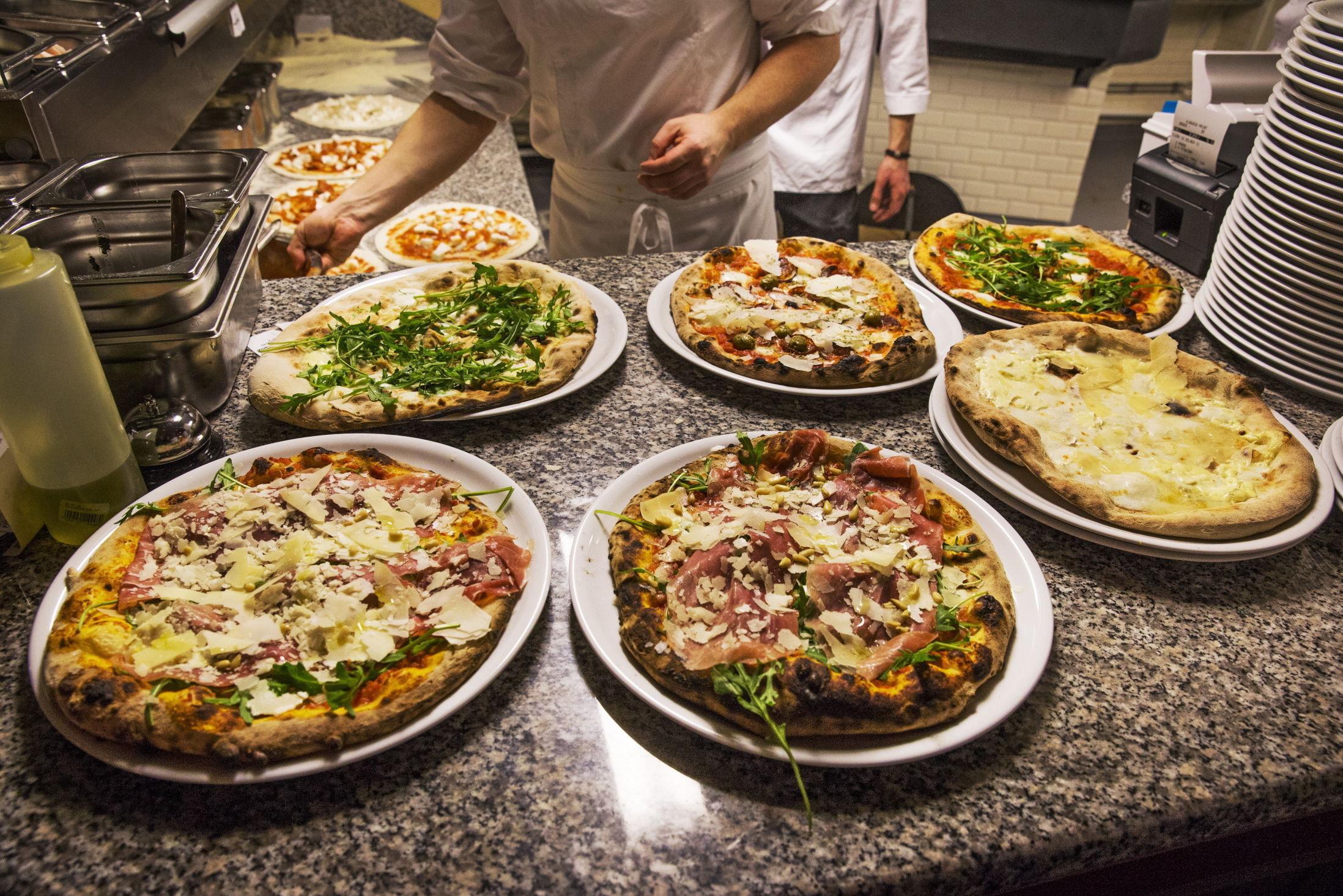 PIZZAPERFEKSJON: De kan lage pizza på Villa Paradiso. Foto. Frode Hansen/VG