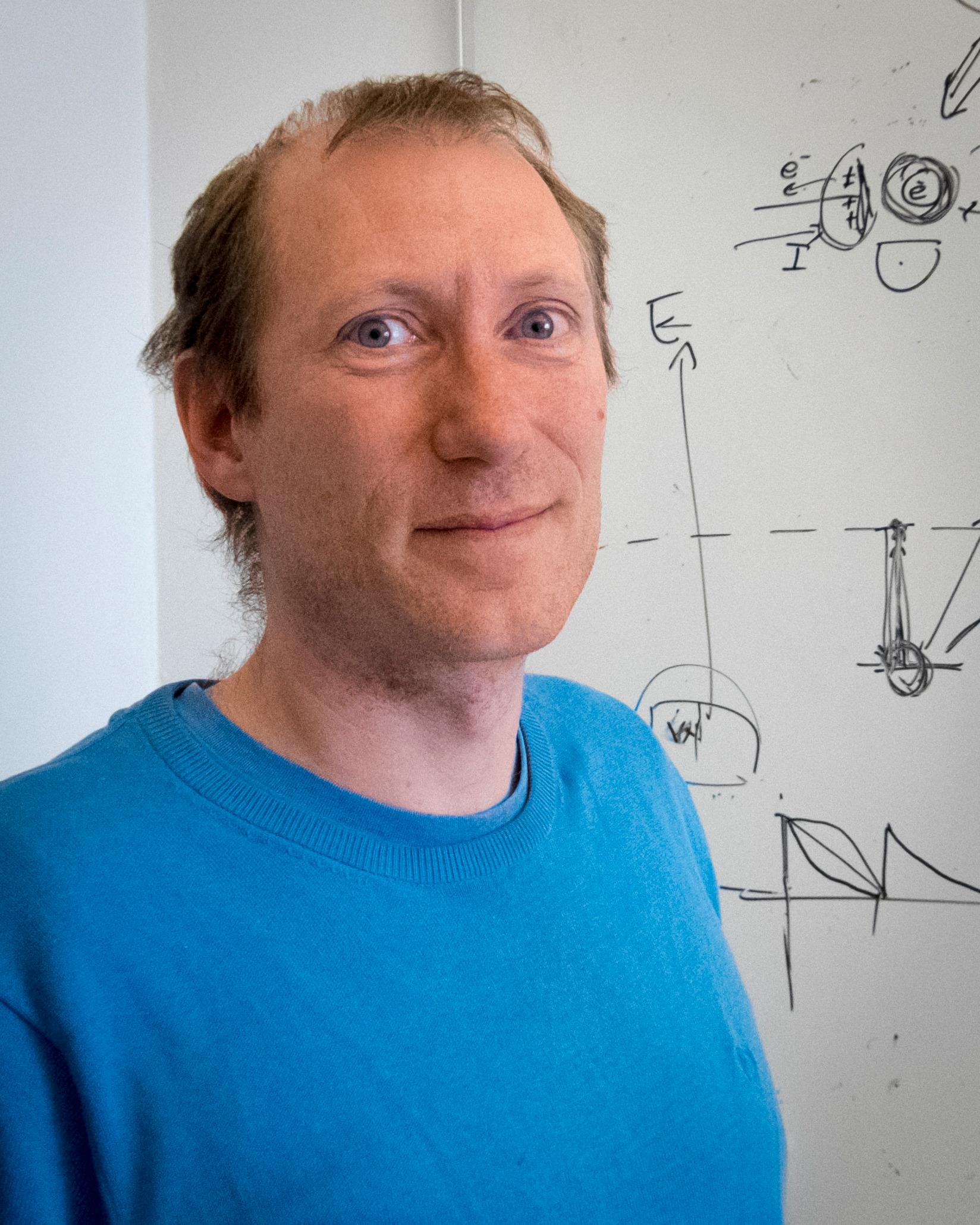 Joakim Bergli arbeider med teoretisk faststoffysikk ved UiO og har blant annet arbeidet spesielt med kvantetransport og kvanteinformasjonsteori.. Foto: Kristoffer Møllevik