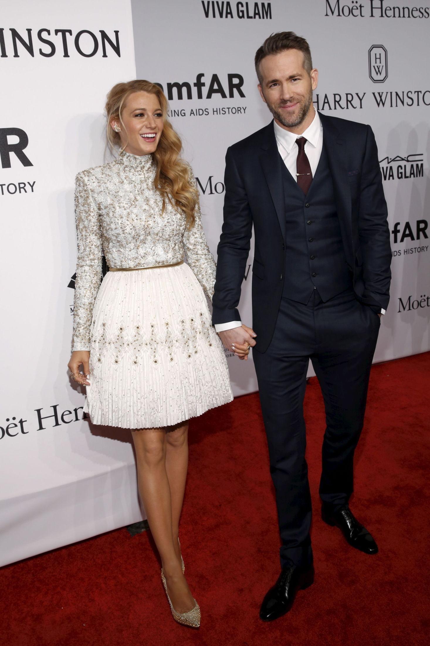 STRÅLTE: Blake Lively og Ryan Reynolds ankom sammen til gallaen. Blake hadde på seg en hvit, chic kjole med høy hals og lange ermer. Reynolds gikkf or en klassisk blå dress med vest. Foto: NTB scanpix