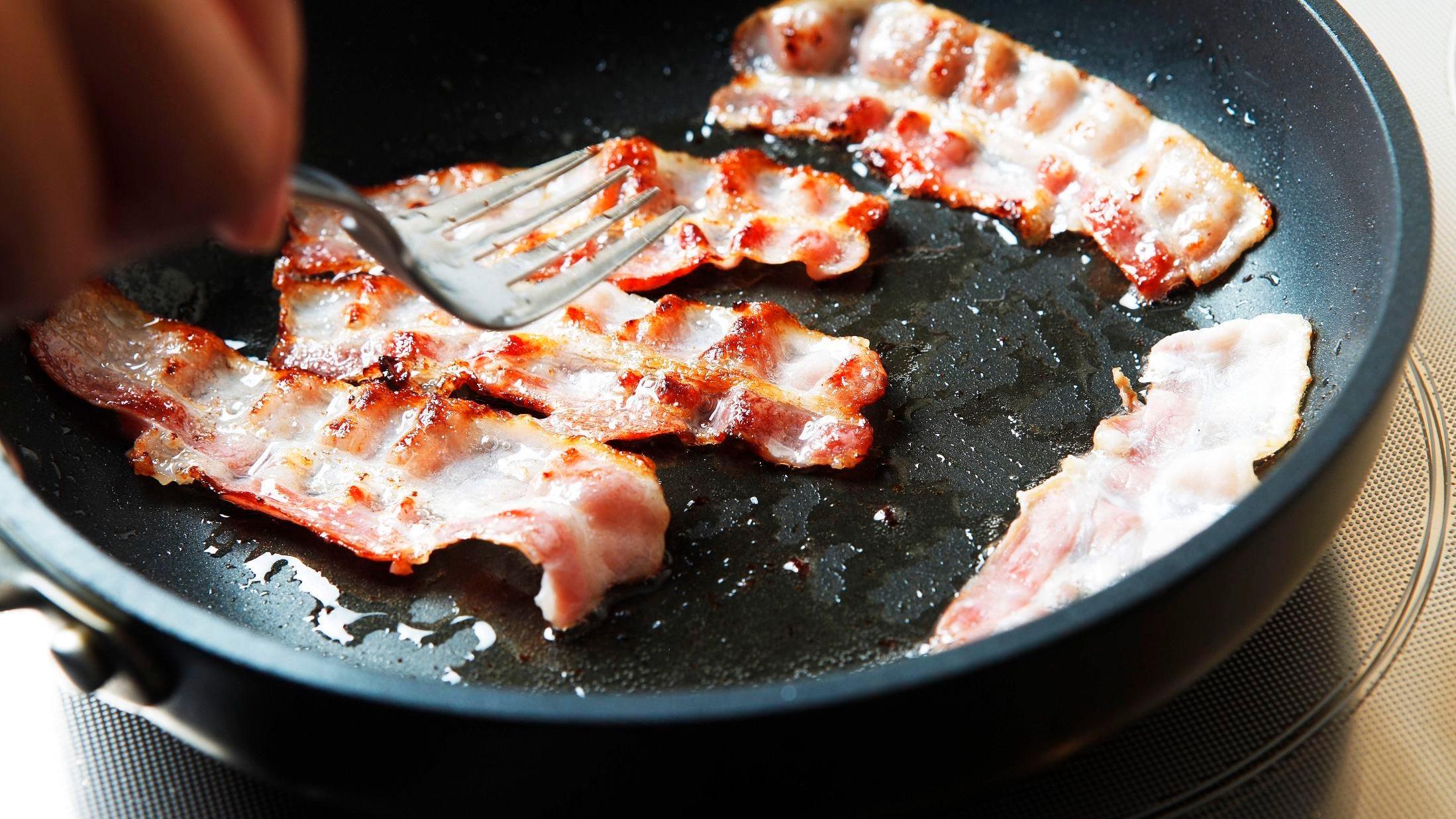 BEST «CHEWY»: Restauranteier Jan Vardøen liker seig bacon, så han mener det skal stekes på middel varme i en panne. Foto: Magnar Kirknes/VG