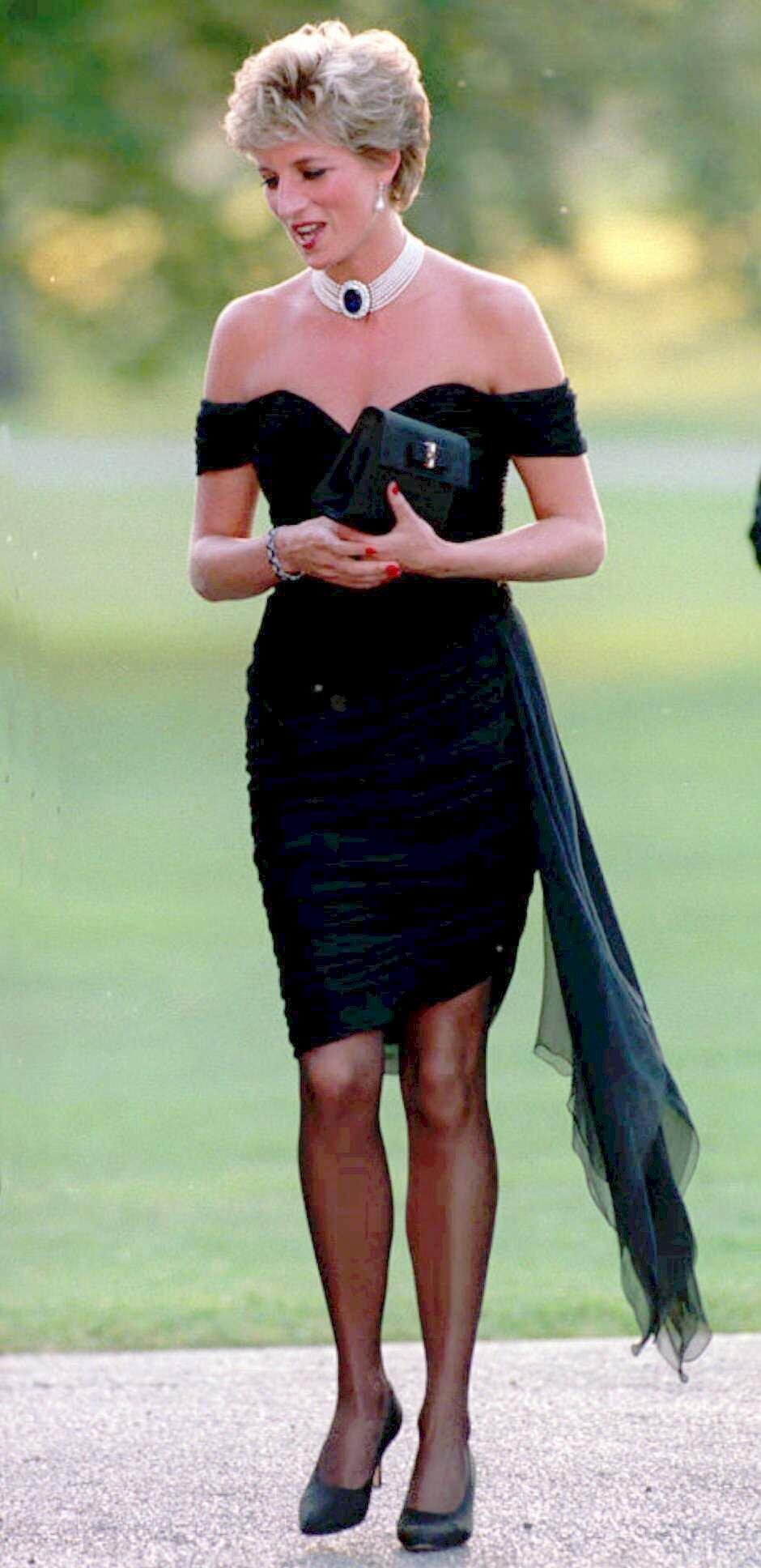1994: Denne kjolen har i senere tid blitt stemplet som en såkalt «hevnkjole». Etter at Charles innrømmet å ha vært utro, dukket Diana opp i denne uforglemmelige kjolen fra Christina Stamboulian på fest i juni på starten av 90-tallet.