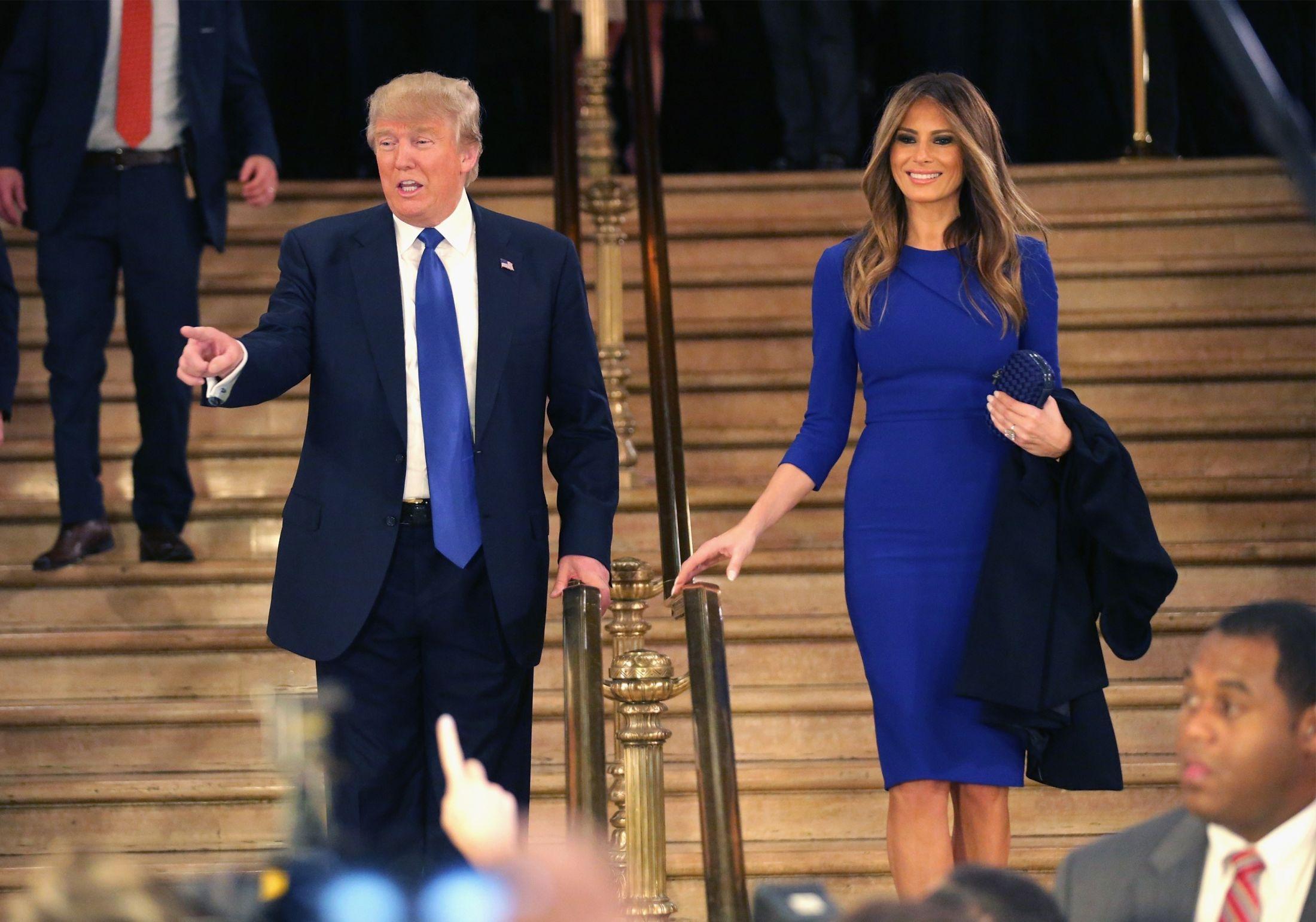 KONGEBLÅTT: Iført en iøynefallende kongeblå kjole møtte Melania og Donald pressen under Fox News-debatten i Detroit. Legg merke til at ekteparet matcher. Foto: NTB scanpix
