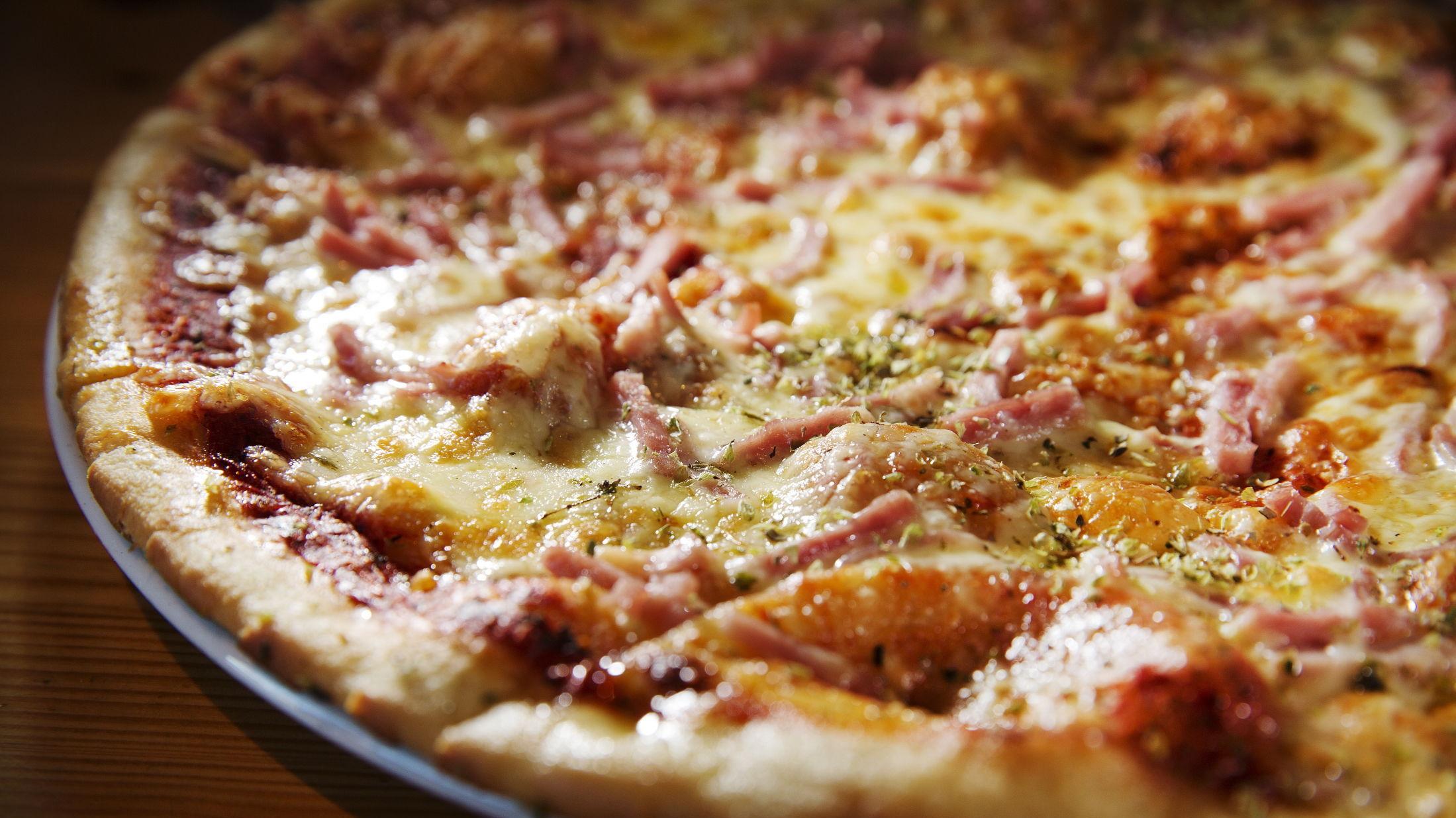DIGG: Pizza er en svært populær rett som stammer fra Italia. Denne gangen ble pizzaen kjøpt i Wales - til en ganske dyr penge. Foto: Magnar Kirknes/VG