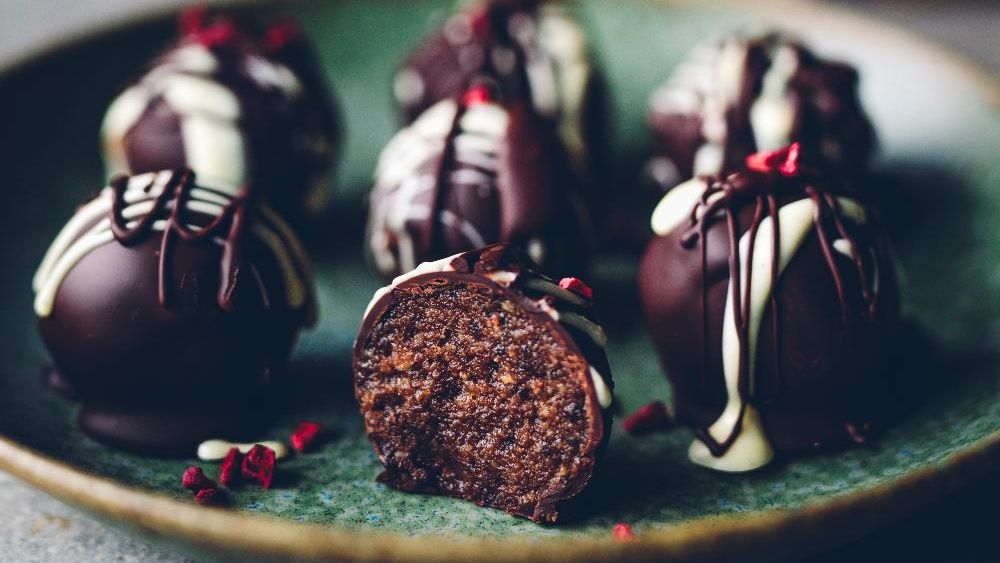 Chokladdoppade praliner med mörk rom 