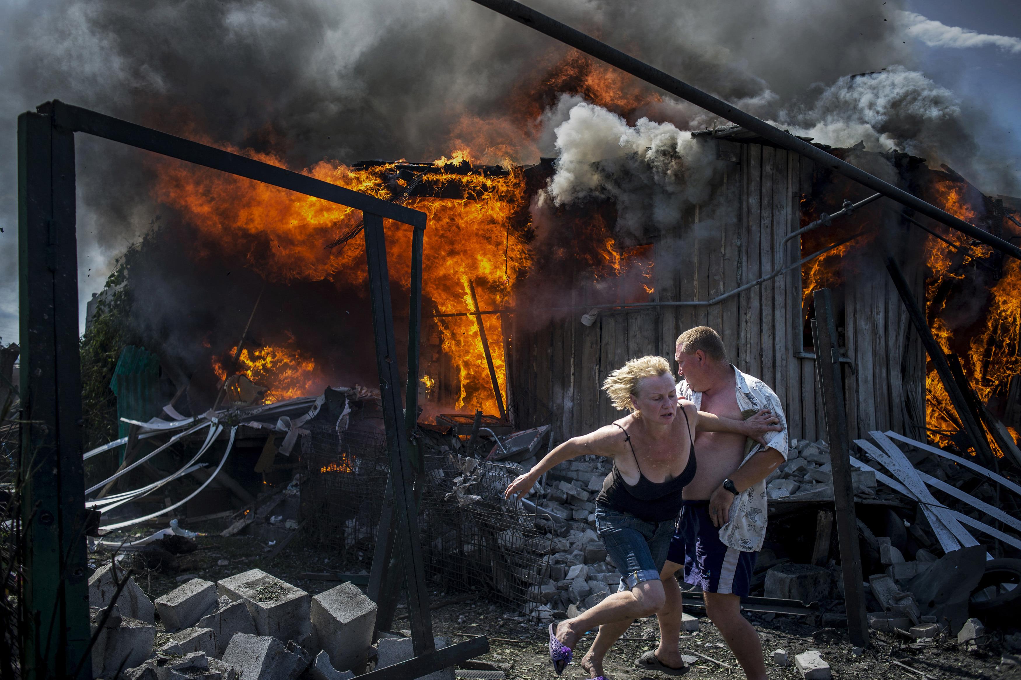 In 2014 the conflict between rebels and the government army in Ukraine led the country to the full-scale hostilities. The local residents of the strategically located city of Luhansk were left without water and electricity for three months over the summer, while constant gunfire could be heard above their heads. According to the Federal Migration Service, more than 800 thousand Ukrainian citizens had to be relocated as a result of the conflict. Foto: Valery Melnikov / ROSSIYA SEGODNYA, Russia, Shortlist, Current Affairs, Professional Competition, 2015 Sony World Photography Awards