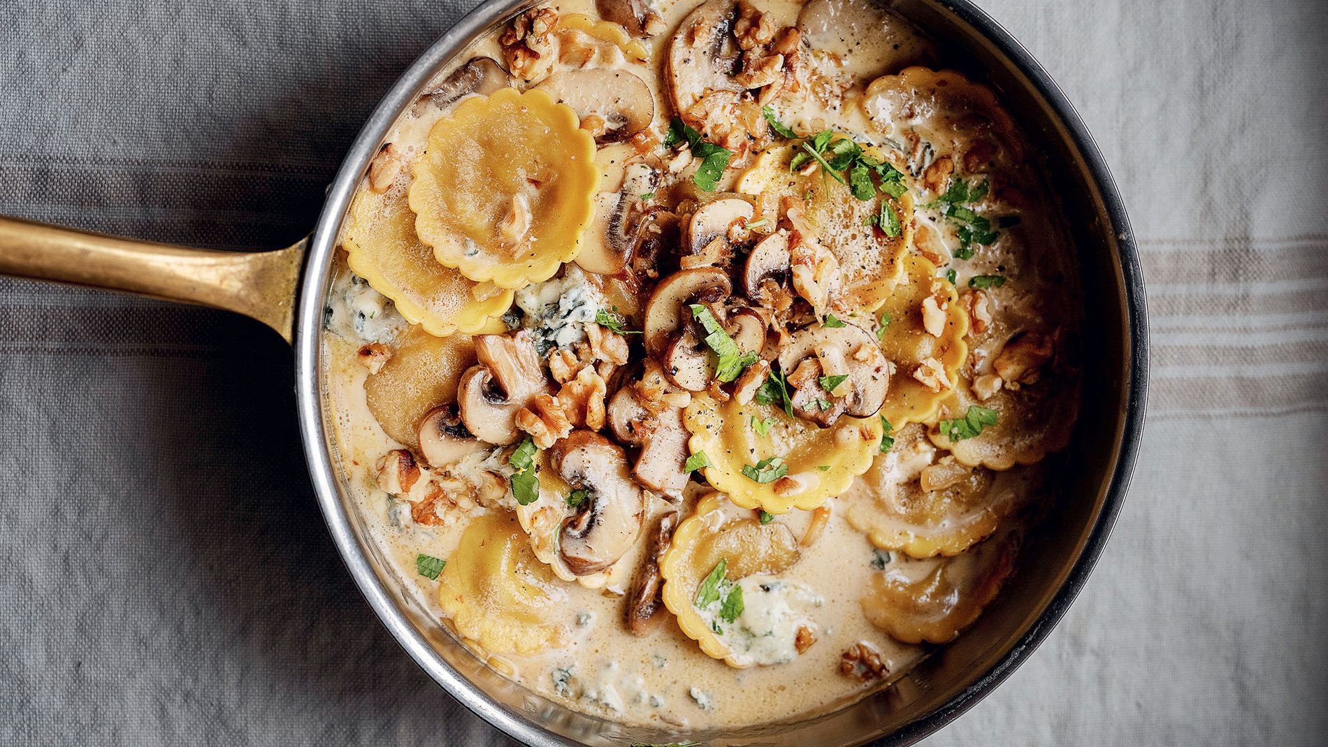 Gräddig pasta med svamp, gorgonzola och valnötter