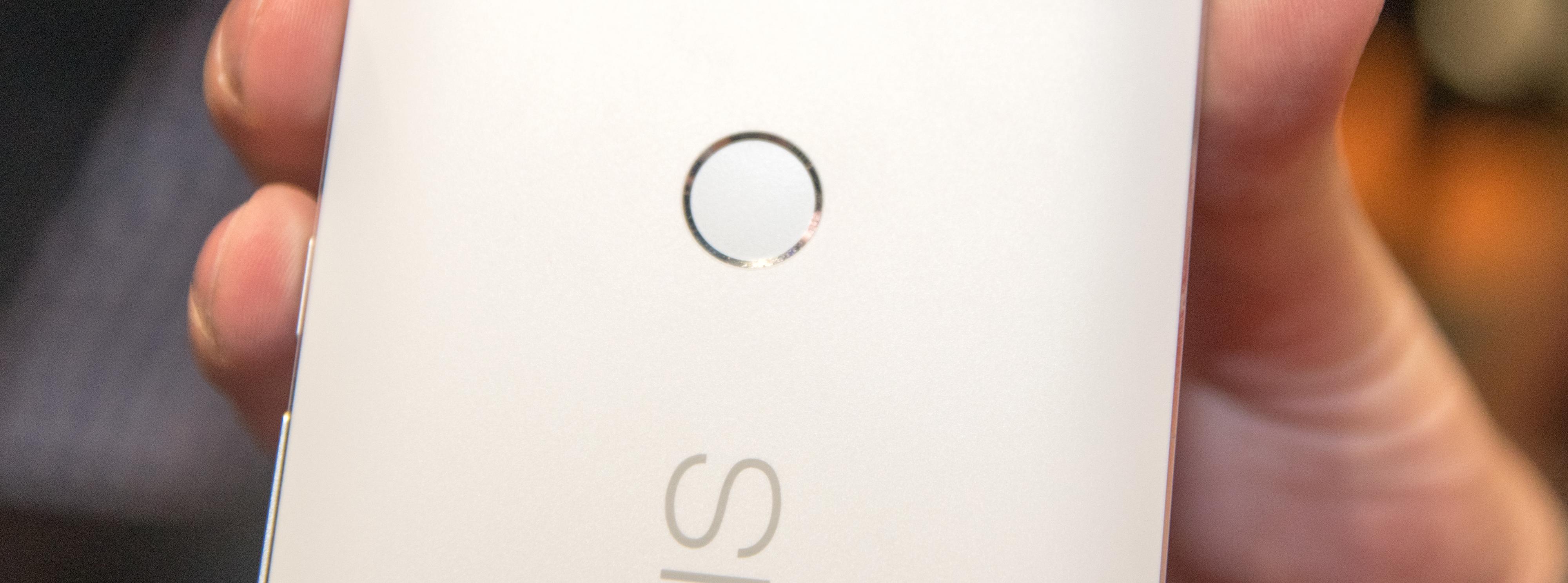 Fingerleseren i Nexus 6P er plasert midt på baksiden, og burde være grei å nå for de fleste. Foto: Finn Jarle Kvalheim, Tek.no