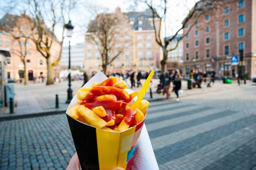 RETT FRA BEGERET: French fries er å finne overalt i Belgia. Her nytes en porsjon kjøpt fra en gatematbod i Brussel. Foto: NTB Scanpix