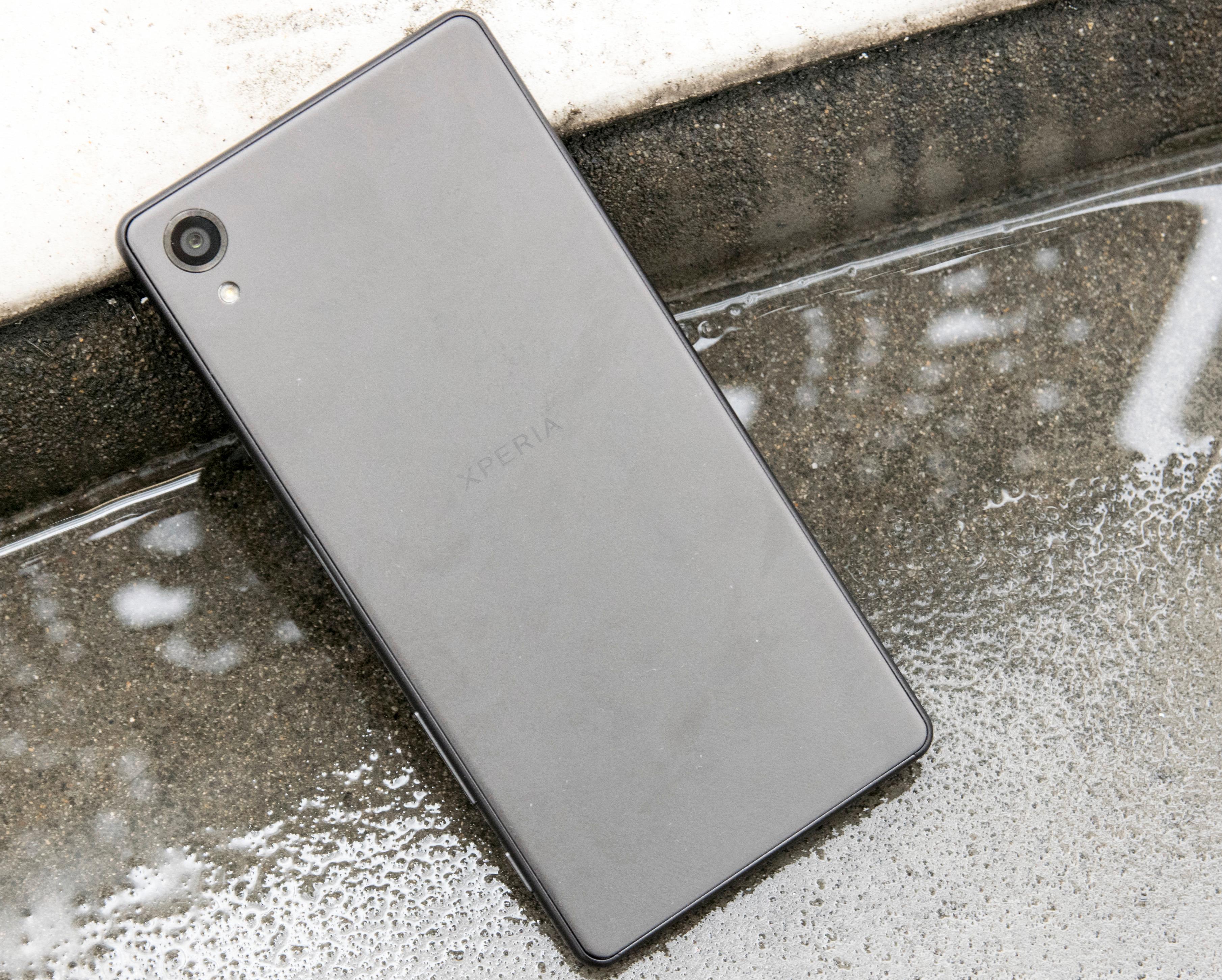 Vanntetthet har vært en viktig faktor for Sony på det norske markedet. Med Xperia X er forutsigbarheten slutt. Kun heftigste modell, Xperia X Performance er vanntett. Denne er det ikke, og lever altså farlig.