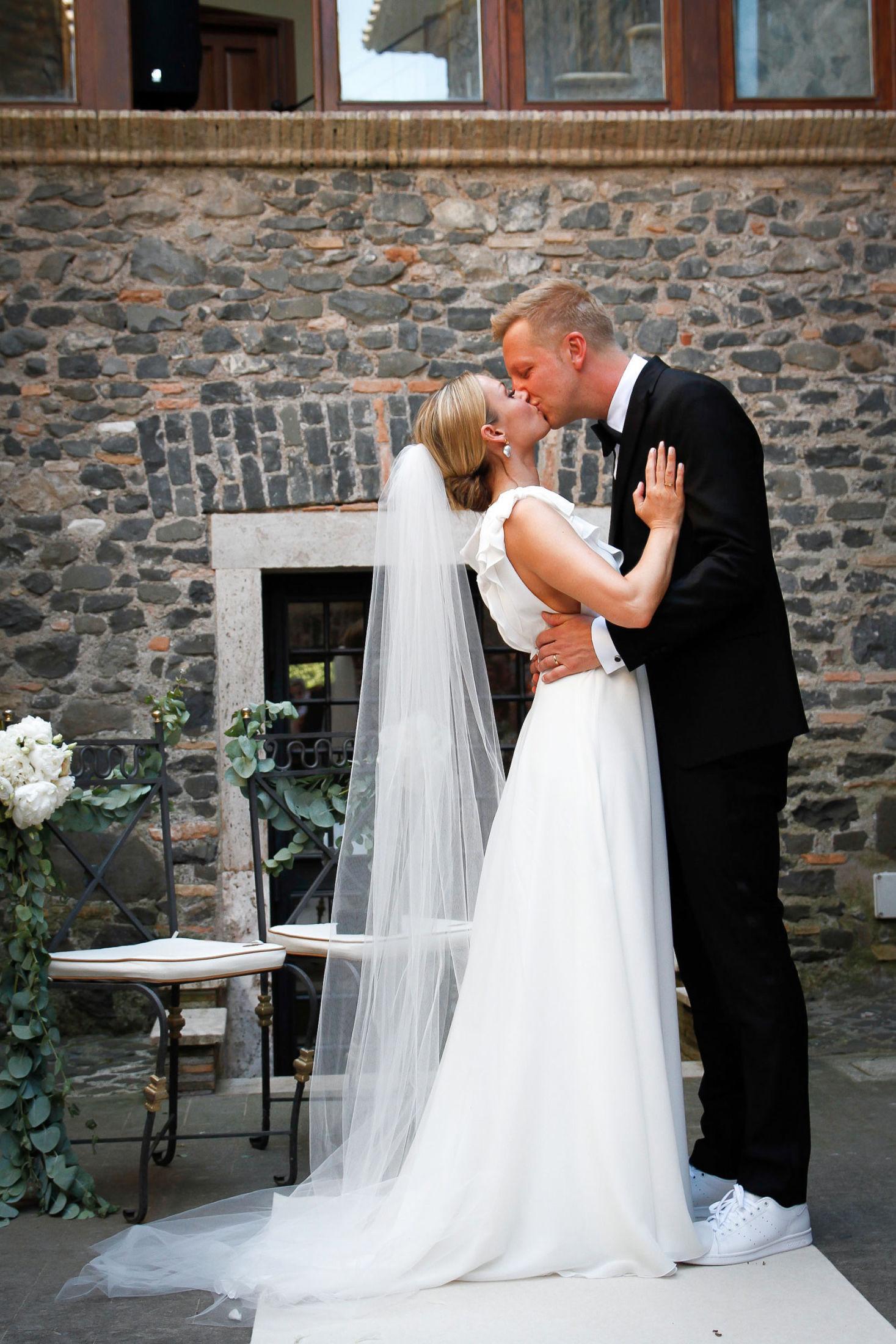 STOR DAG: Katrine og Fridtjof er strålende fornøyde etter bryllupet, og de fikk drømmedagen de ønsket seg. Foto: Privat.