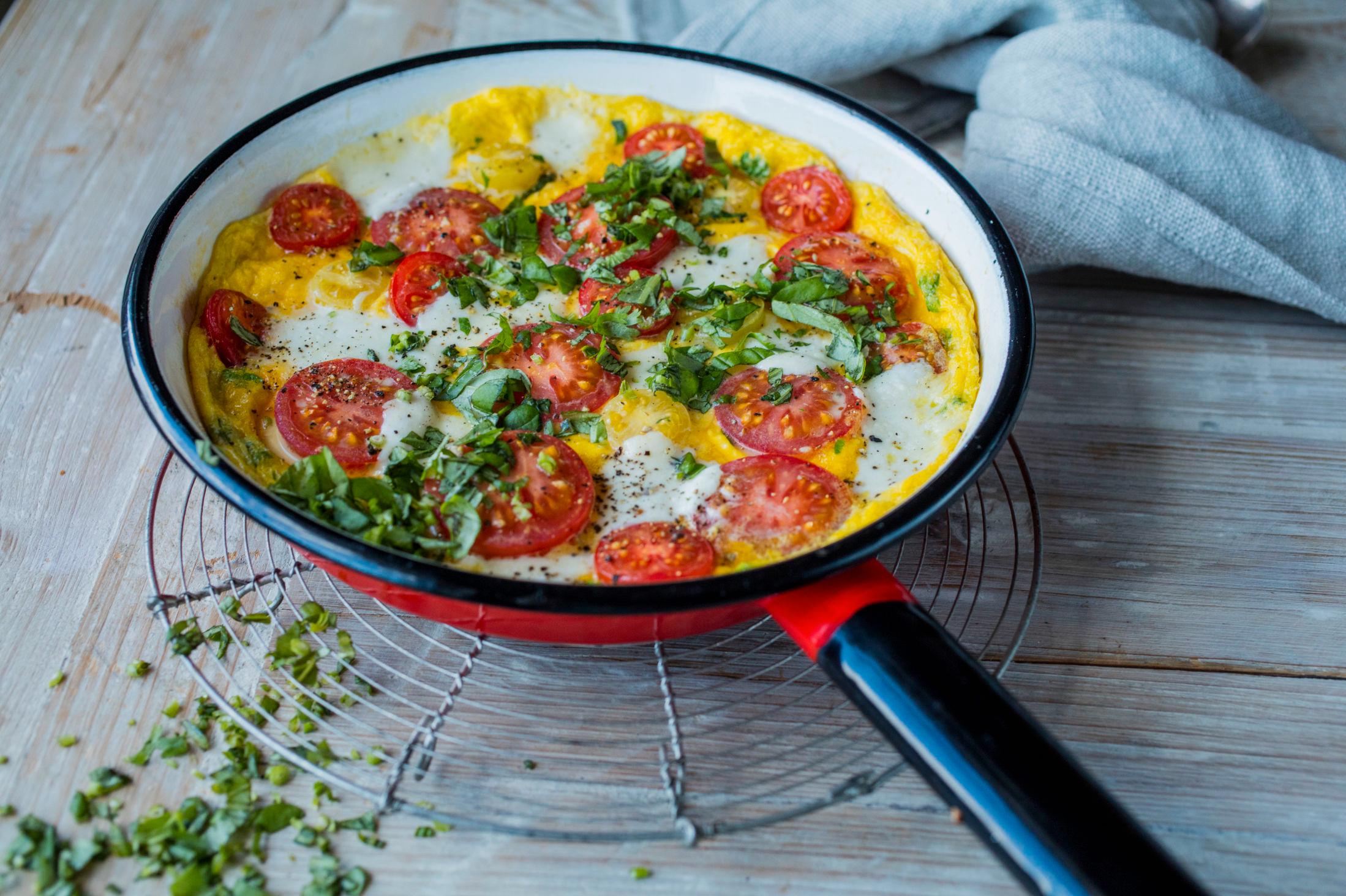 FRISKT: Lekre farger og smaker - tomat i omelett er en supergod og enkel kombinasjon. Oppskriften finner du her! Foto: Sara Johannessen / VG.