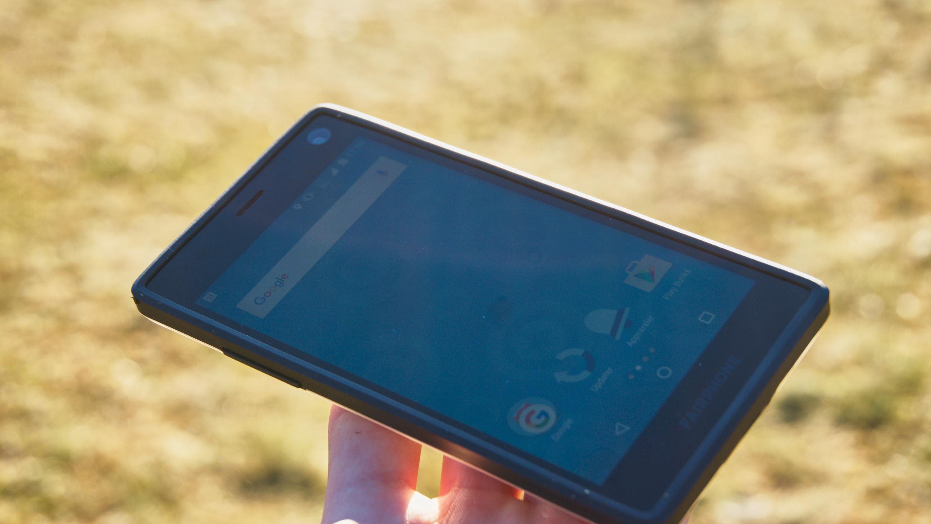 Skjermen er god, og kan fint leses i sollys. Den kan imidlertid ikke måle seg med eksempelvis skjermen i Samsungs nye toppmodell, Galaxy S7.