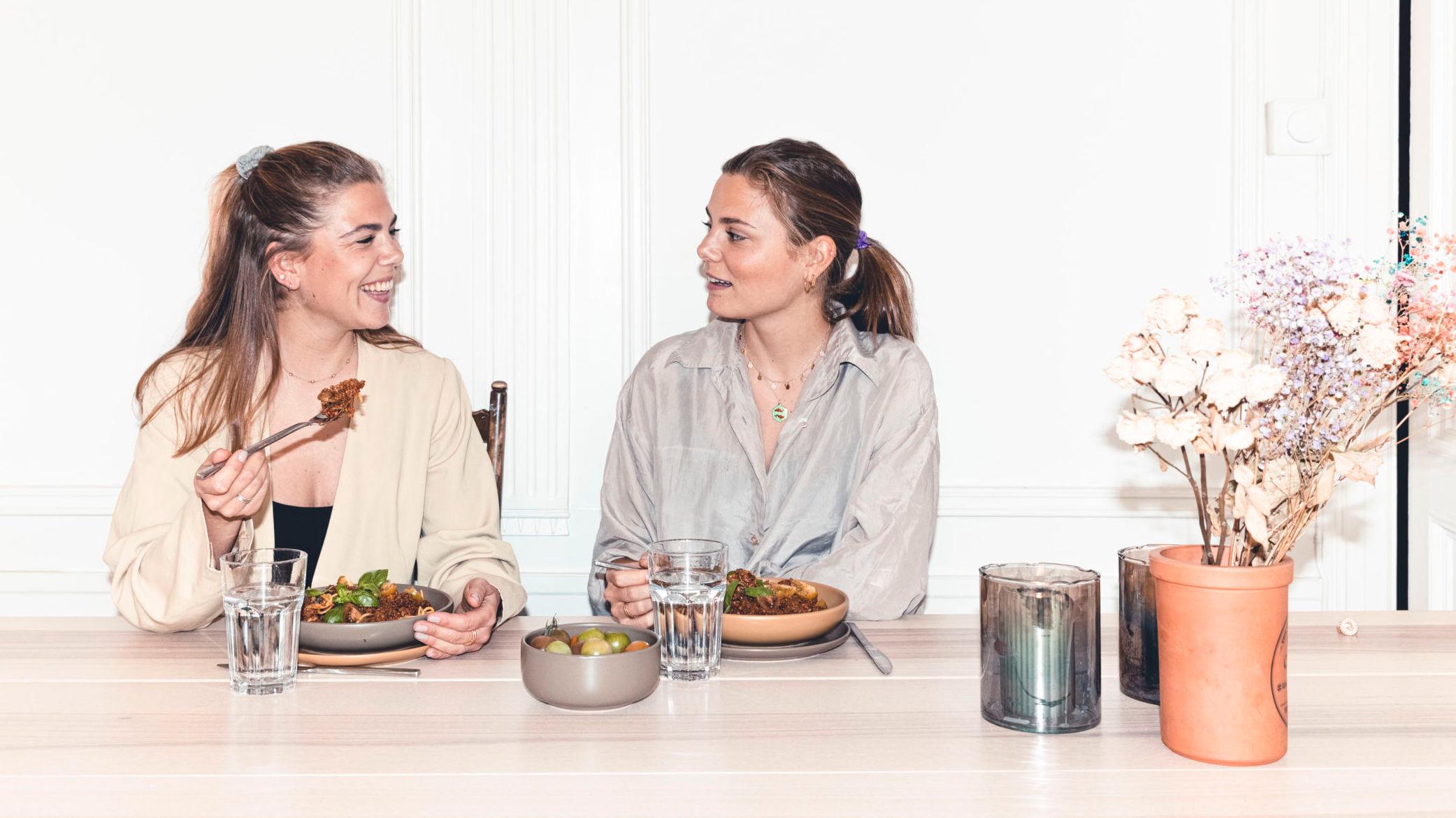 BROKKOLISPISERE: Søstrene Anette (til venstre) og Susanne Bastviken startet bloggen Radical Broccoli for å inspirere til hvordan man kan leve et grønnere liv. Siden har de gitt ut bok, startet en podkast og har i skrivende stund 22.000 følgere på Instagram. Foto: Krister Sørbø/VG