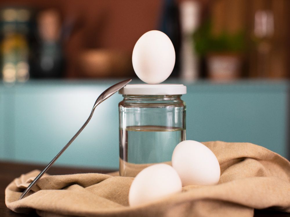 En burk vatten eller en sked kan vara det som behövs för att skala äggen snabbt och enkelt.