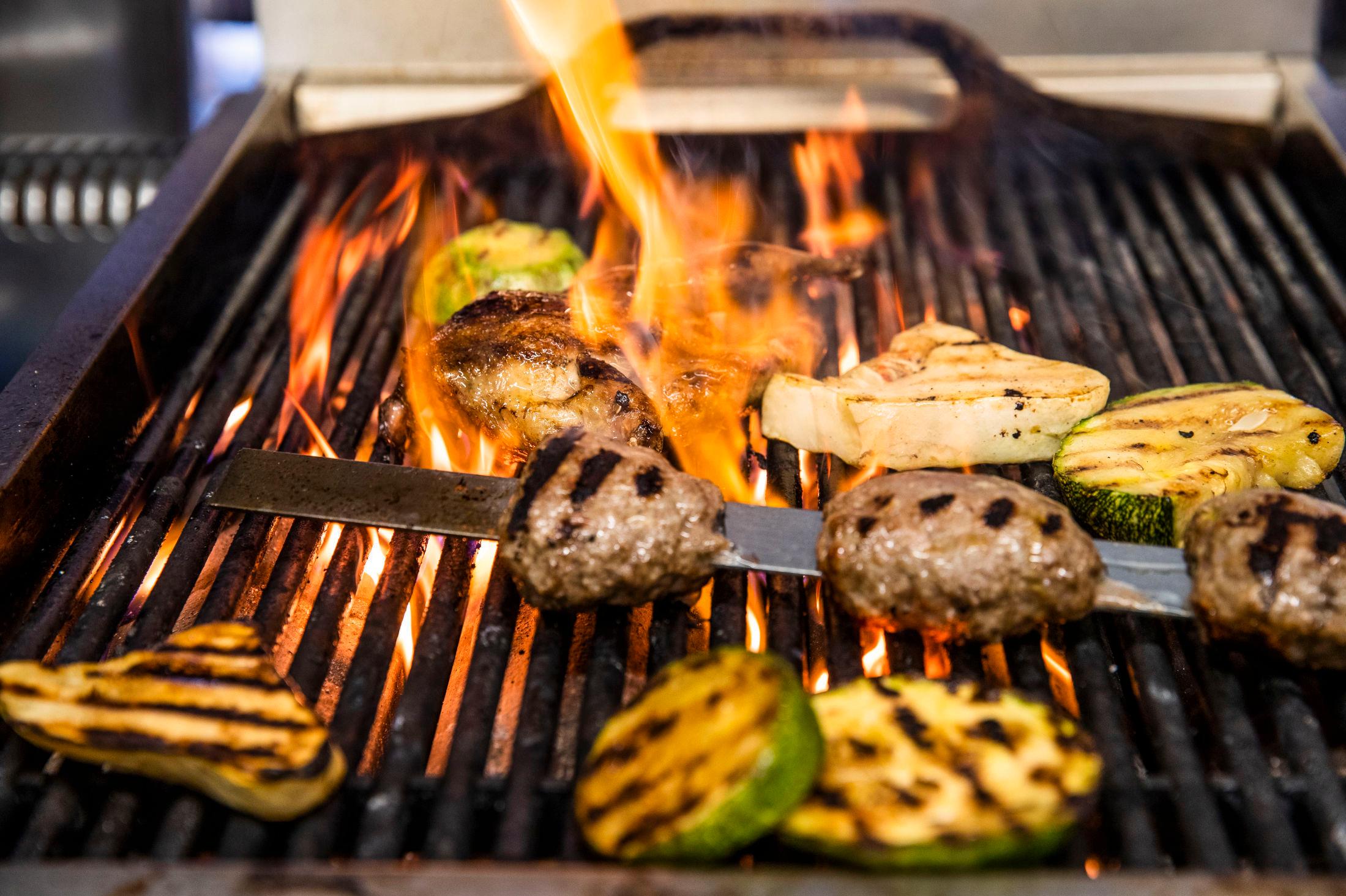 GRILL: Grillede grønnsaker og kefta kebab, altså storfe- og lammekjøtt på sverd, er å finne på menyen. Foto: Frode Hansen/VG