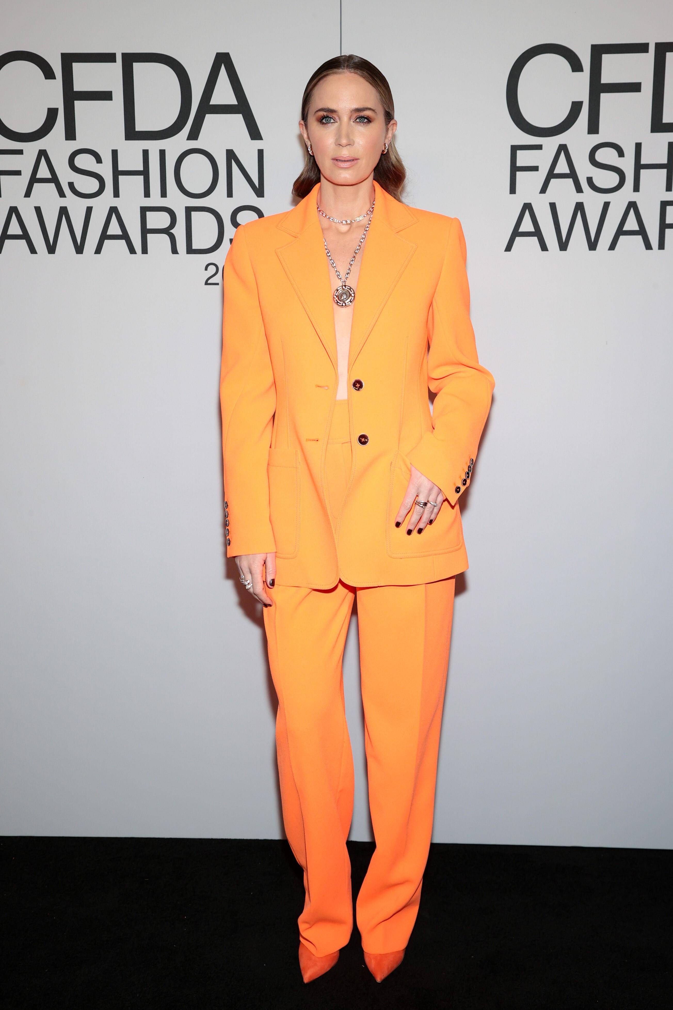 I DRESS: Skuespiller Emily Blunt mener virkelig at «orange is the new black» med denne skarpe dressen.