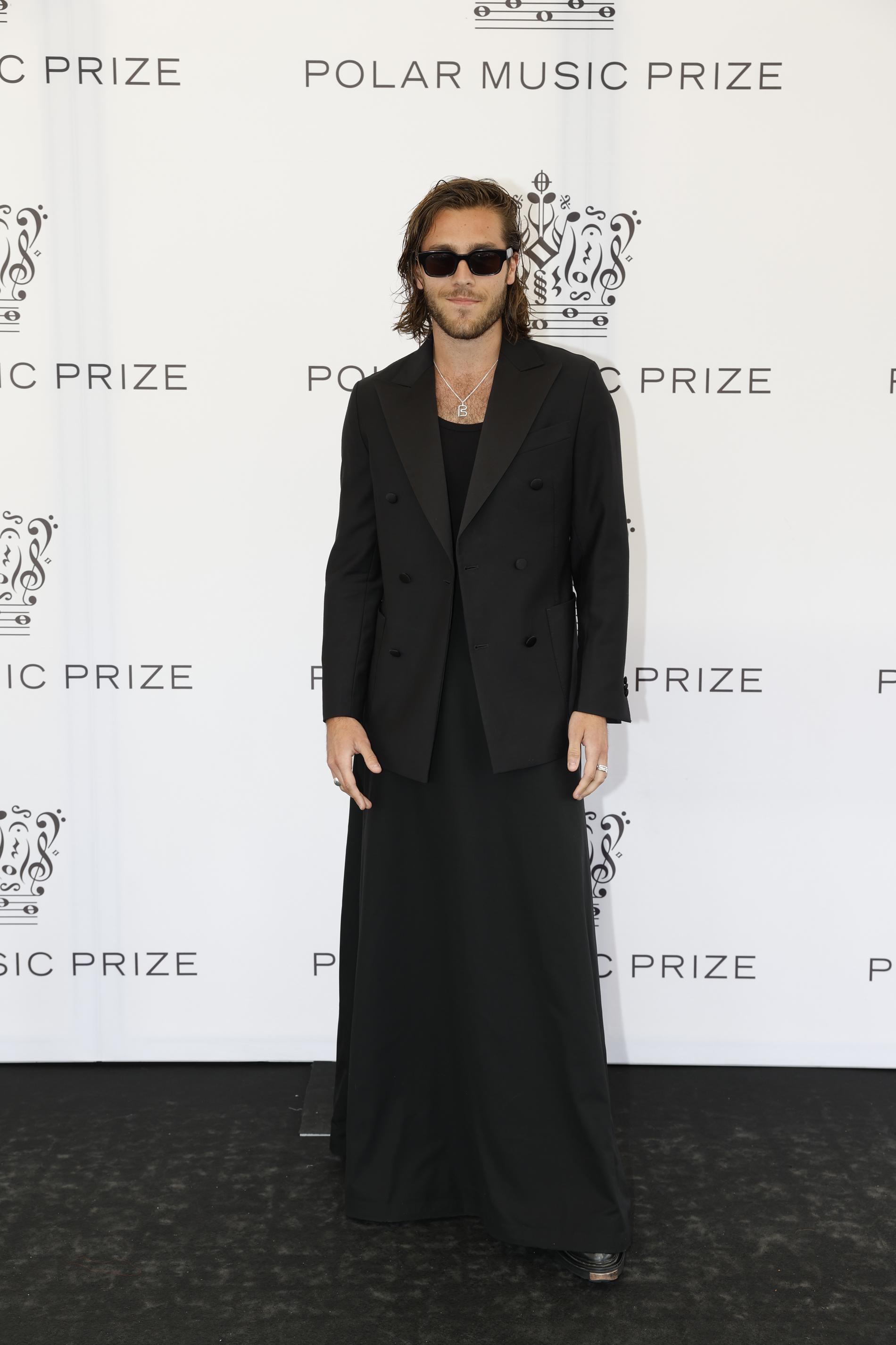 Benjamin Ingrosso skred fram i en riktigt snygg långklänning och kavaj. Den här looken har vi inte sett artisten i tidigare med det känns självklart och klockrent. 