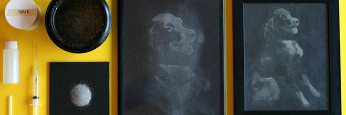Printet portrett av hund med dens egen aske