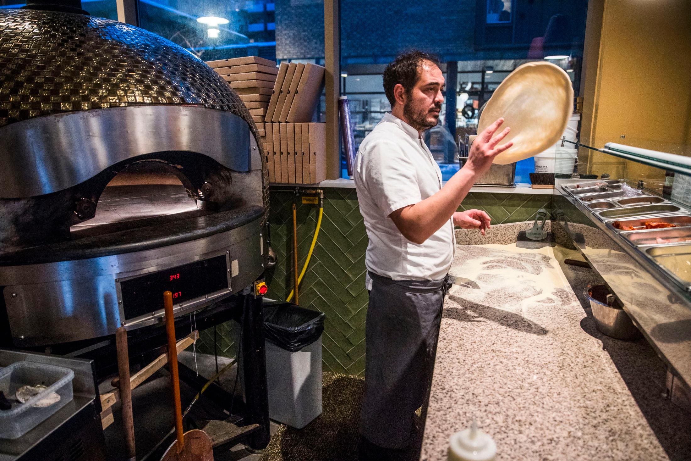 ITALIENSK-INSPIRERT: Lupo lager italienske retter fra bunnen, blant annet pizza. Foto: Frode Hansen/VG