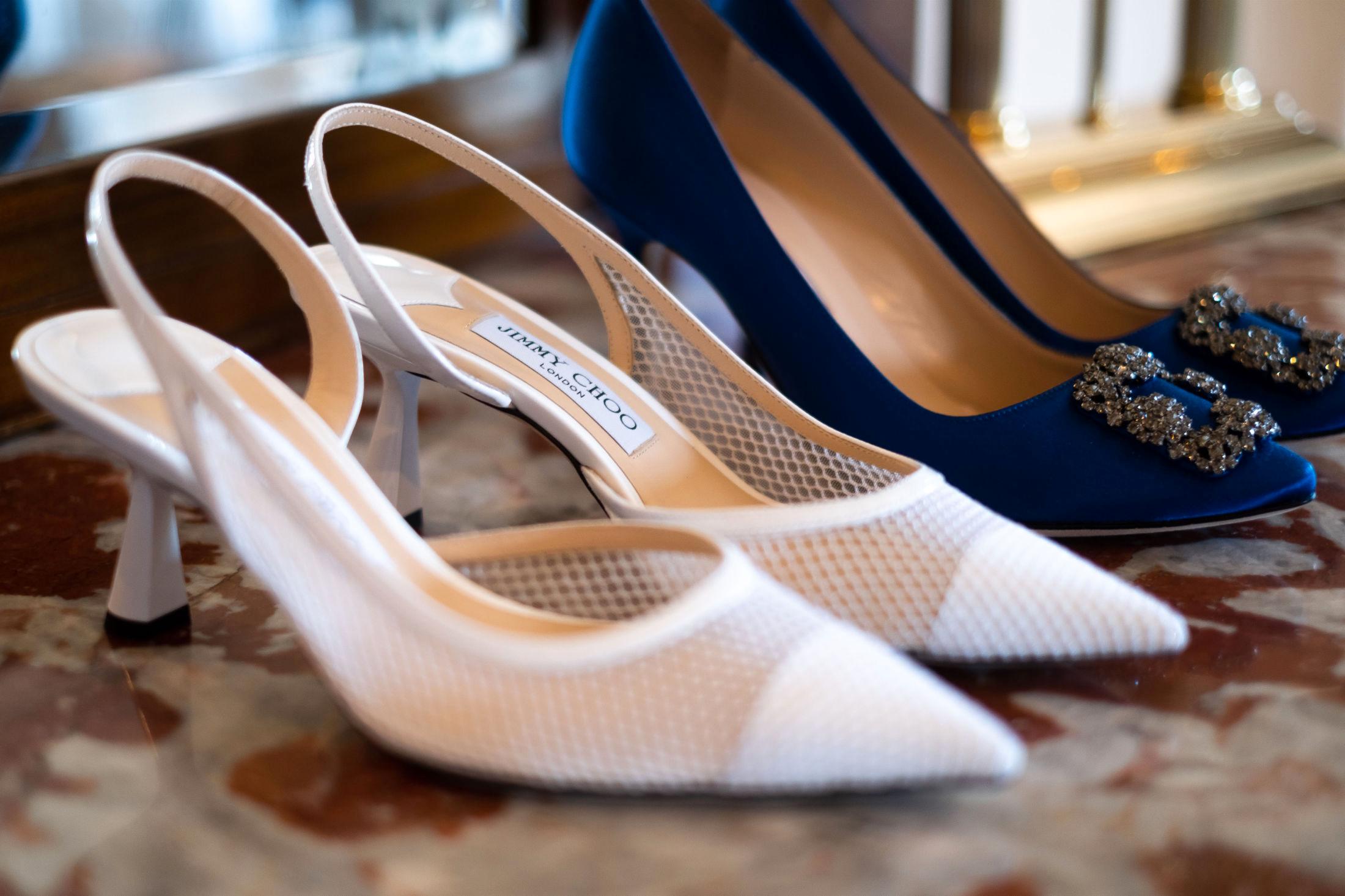 GODT SKODD: Skoene fra Jimmy Choo ble brukt under vielsen i Oslo rådhus og til middagen. De blå «Carrie»-skoene er i modellen Hangisi fra Manolo Blahnik. Foto: Privat.
