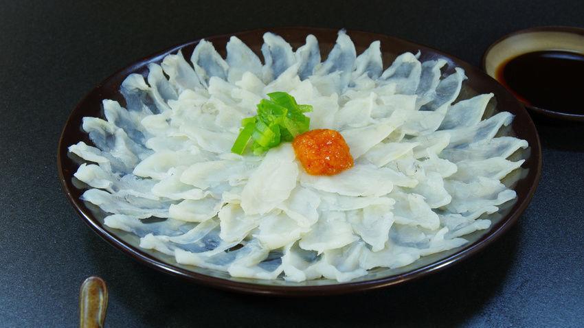 RISIKO: Sashimi av fugu, eller kulefisk, anses for å være en delikatesse i Japan. Noen av fiskens indre organer inneholder dødelige giftstoffer, noe som gjør matretten til en potensielt farlig affære. Foto: NTB Scanpix