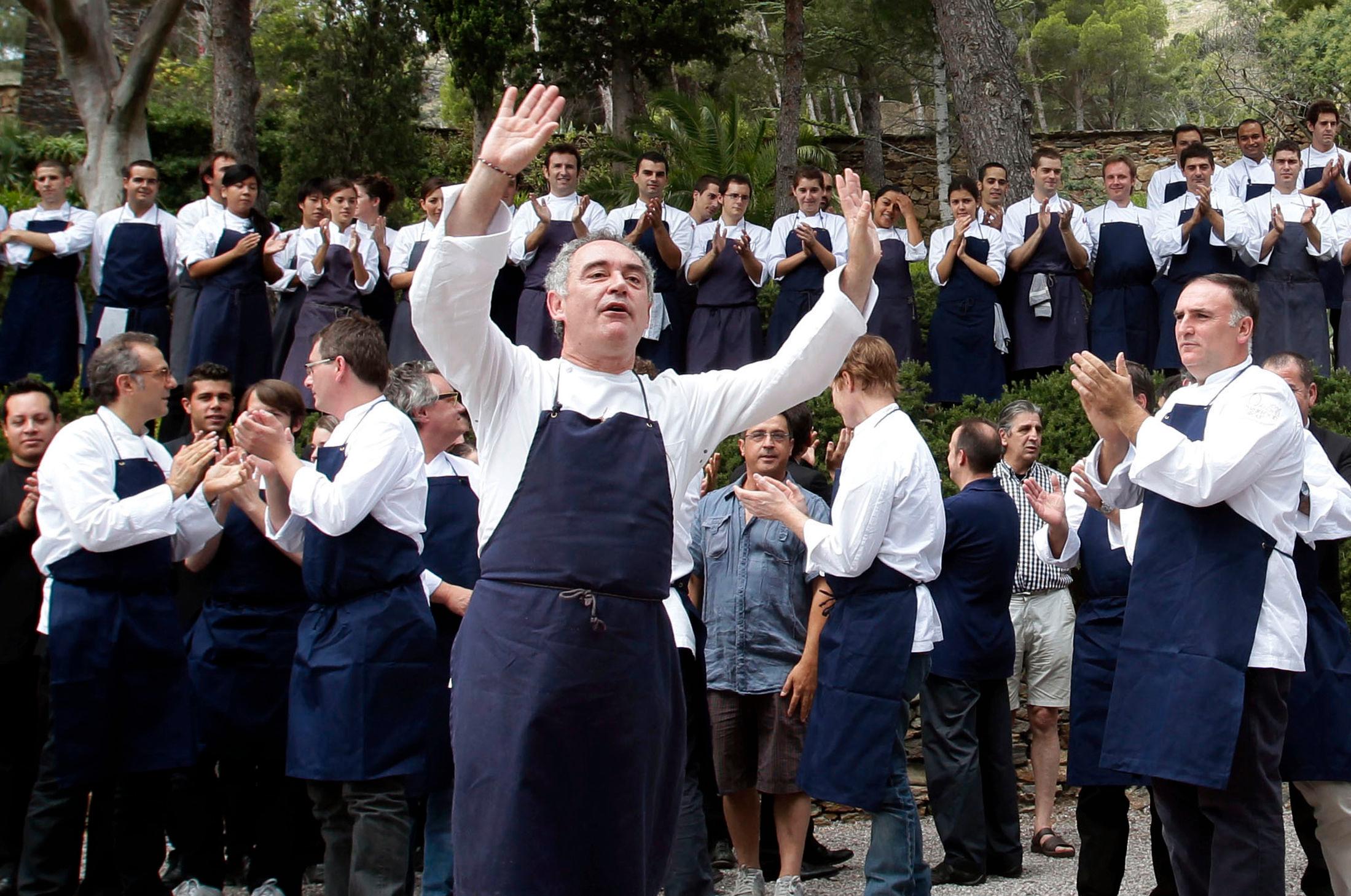 GODE HJELPERE: Ferran Adriá, kokk og medeier i El Bulli, sammen med kokkelaget sitt i Cala Montjoi, kort tid før han stengte dørene for matservering på restauranten i 2011. El Bulli åpnet igjen som et kreativt senter for kokkekunst i 2014. Foto: Albert Gea/Reuters/Scanpix