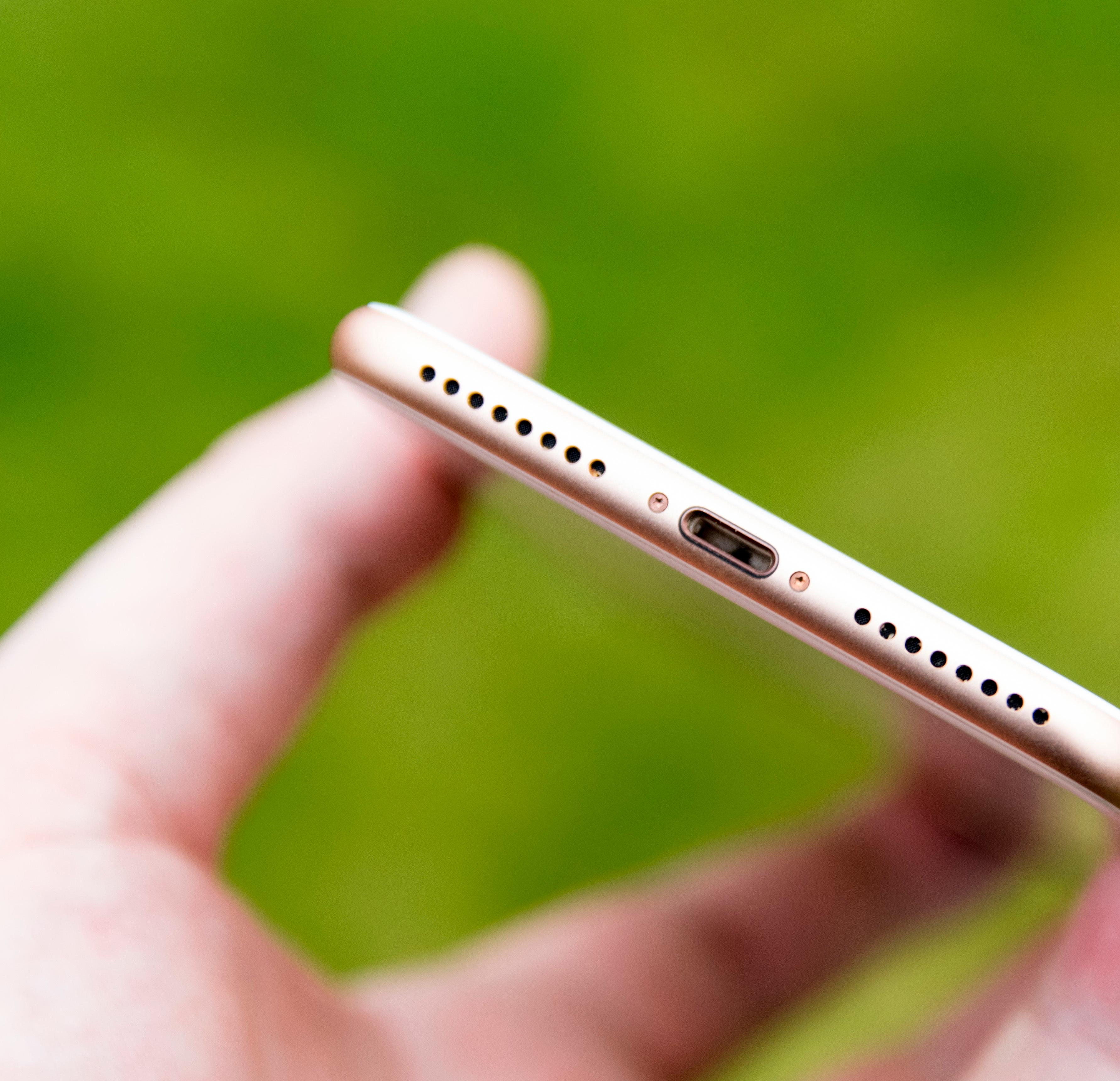 De ulempene iPhone 8 Plus har finner du i bunnen av telefonen. Her er det ikke hodetelefonkontakt, og hurtiglader koster mye penger i tillegg. Men telefonen har noen av markedets beste stereohøyttalere.
