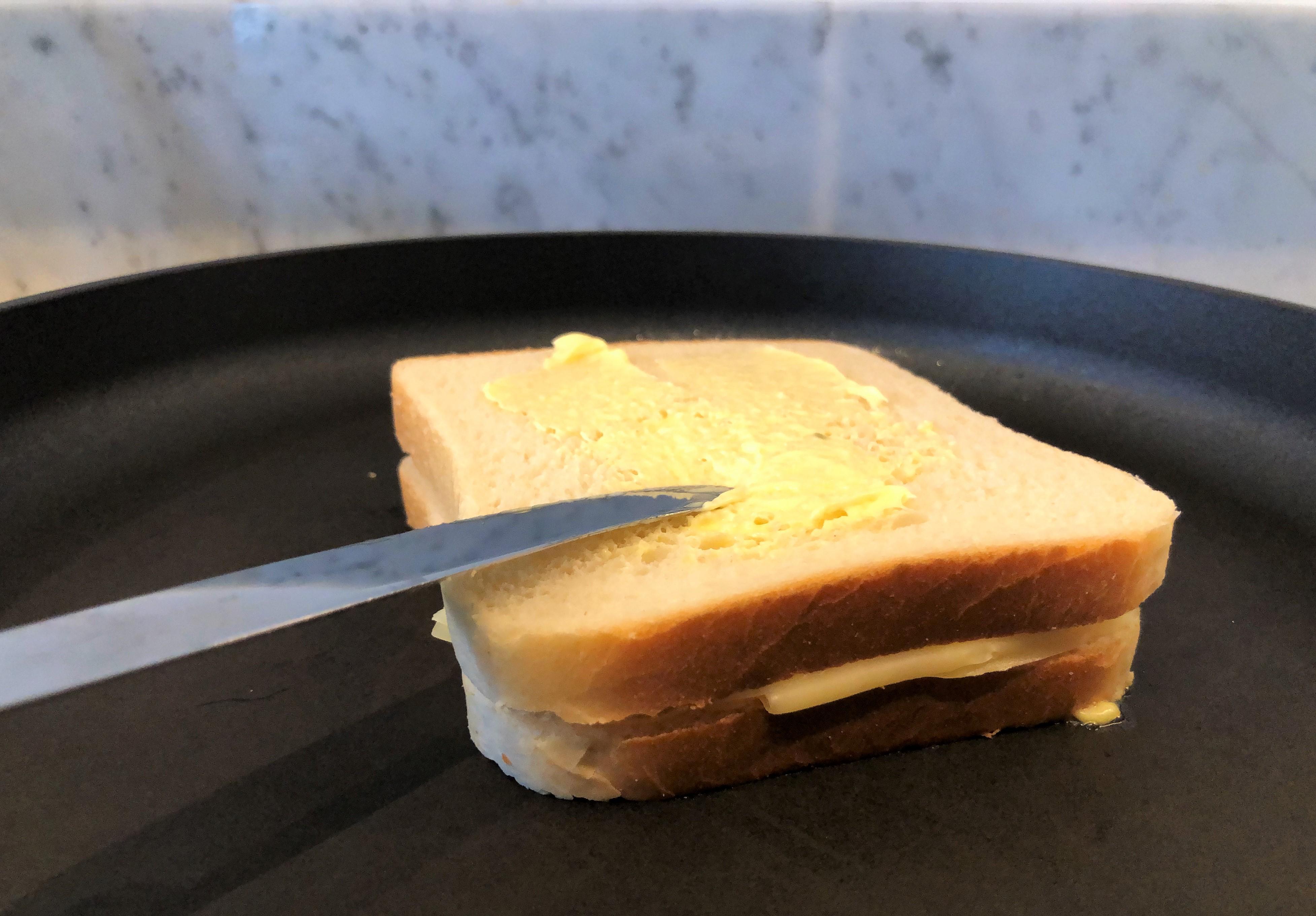 SMØRBRØDTRIKS: Smør majones på utsiden av ostesmørbrødet, så får du en enda bedre skorpe.