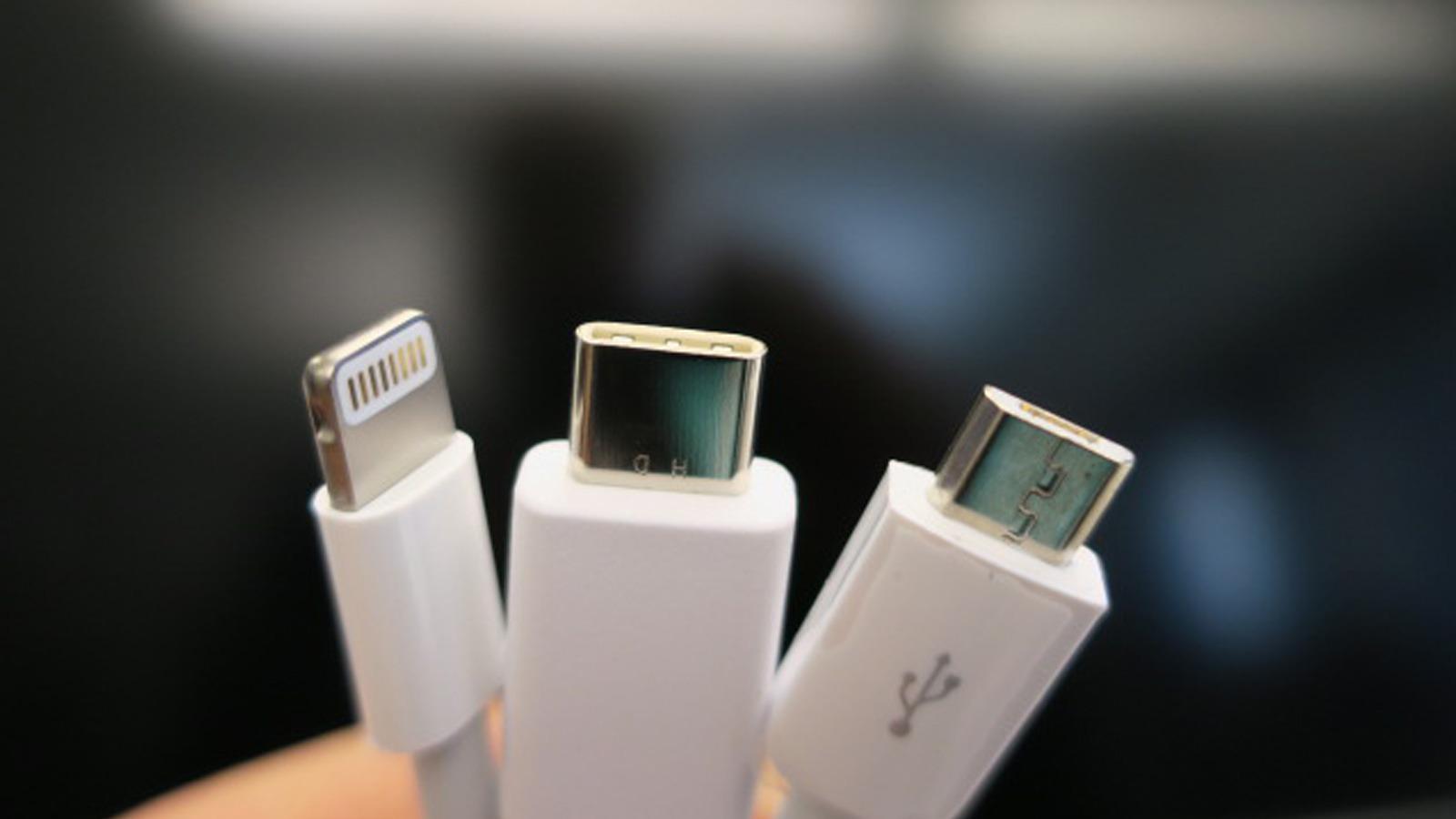 USB Type-C i midten, flankert av Apples Lightning (til venstre) og MicroUSB. Foto: Espen Irwing Swang, Tek.no