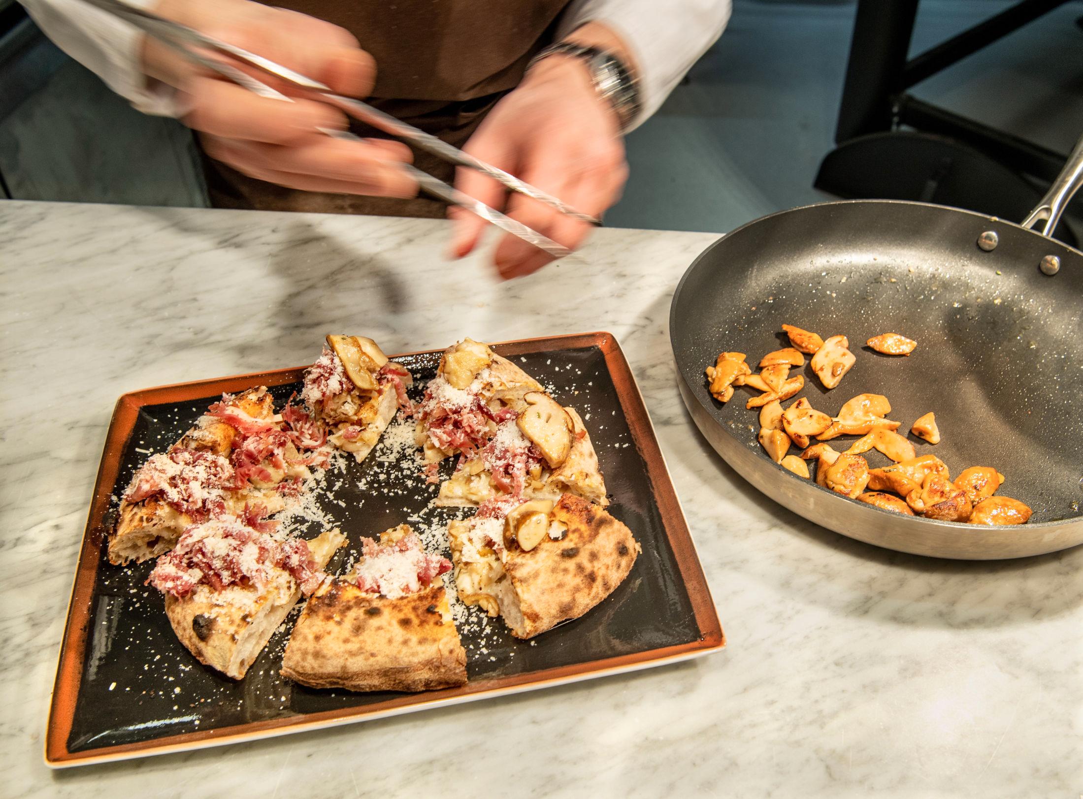 MODERNE PIZZA: Pizza Porcini med sautert steinsopp, parmaskinke, mozzarella, parmesan. Foto: Helge Mikalsen VG