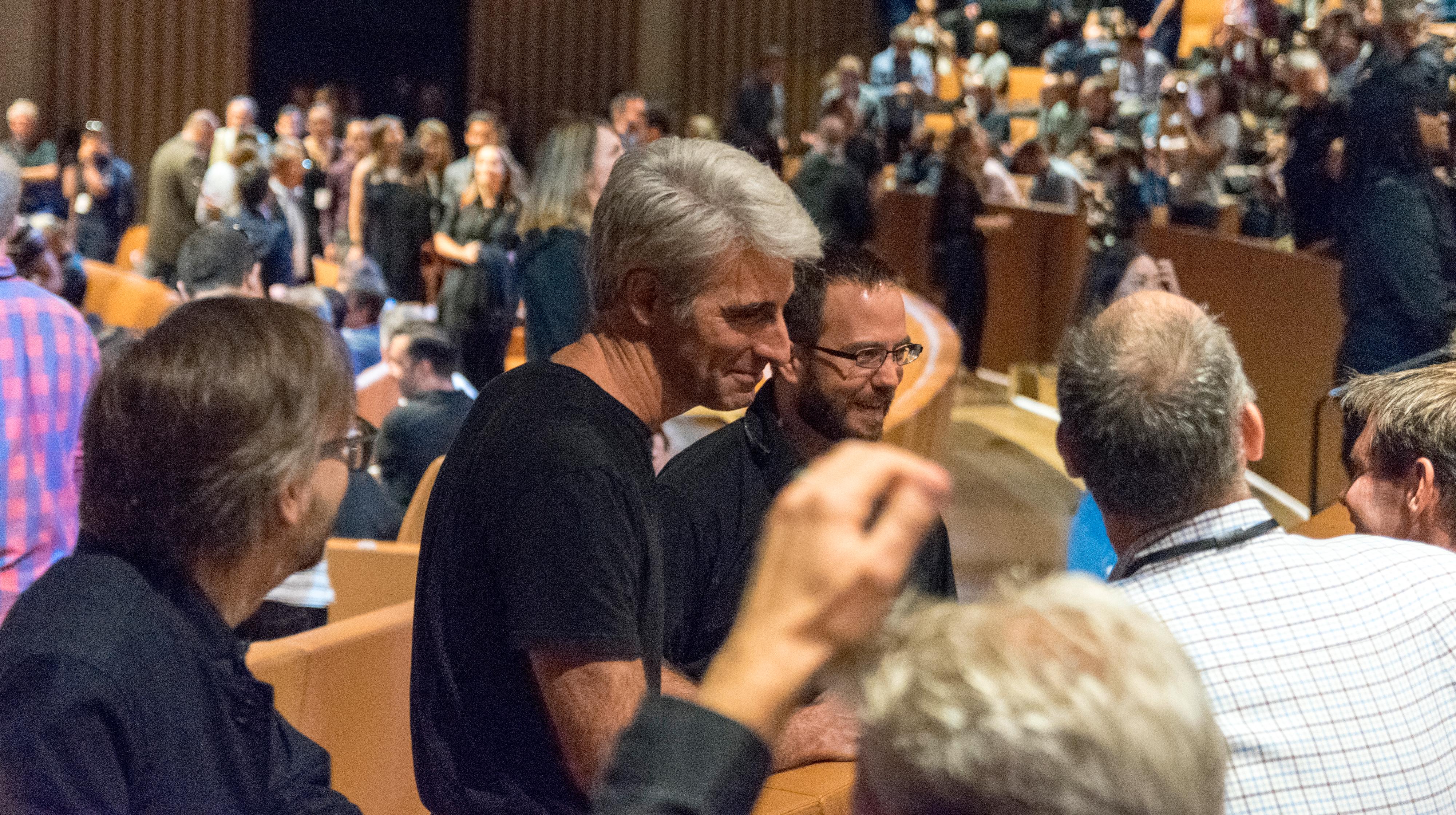 Apples Craig Federighi tok seg en tur ut for å hilse på presse og kolleger blant publikum..