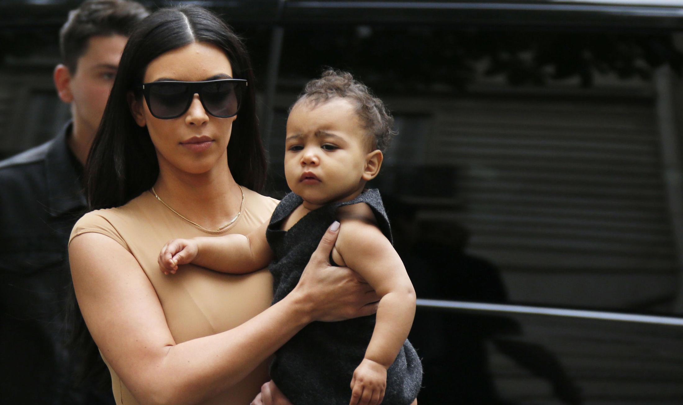 MOTEMAMMA: Kim Kardashians og datteren North West går gjerne i antrekk som står fint til hverandre, og Kim har tidligere røpet at det ogte er nøye planlagt. Foto: NTB Scanpix
