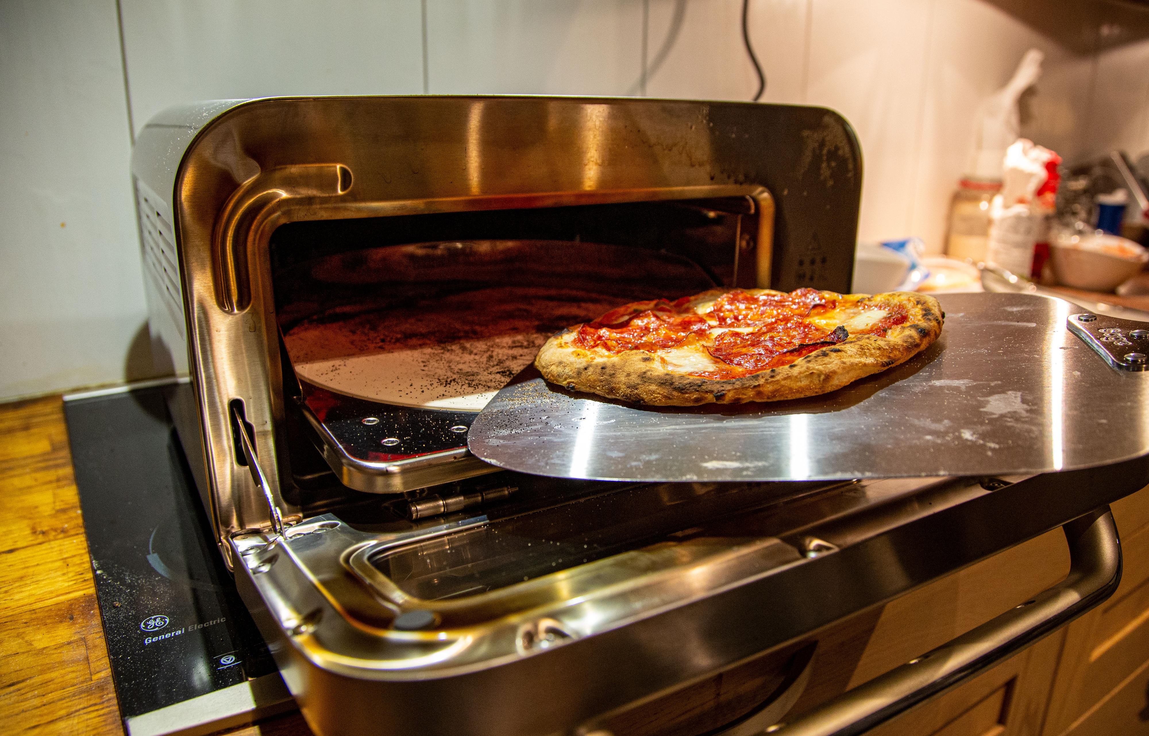 Det finnes verre produkter å teste enn en pizzaovn. 