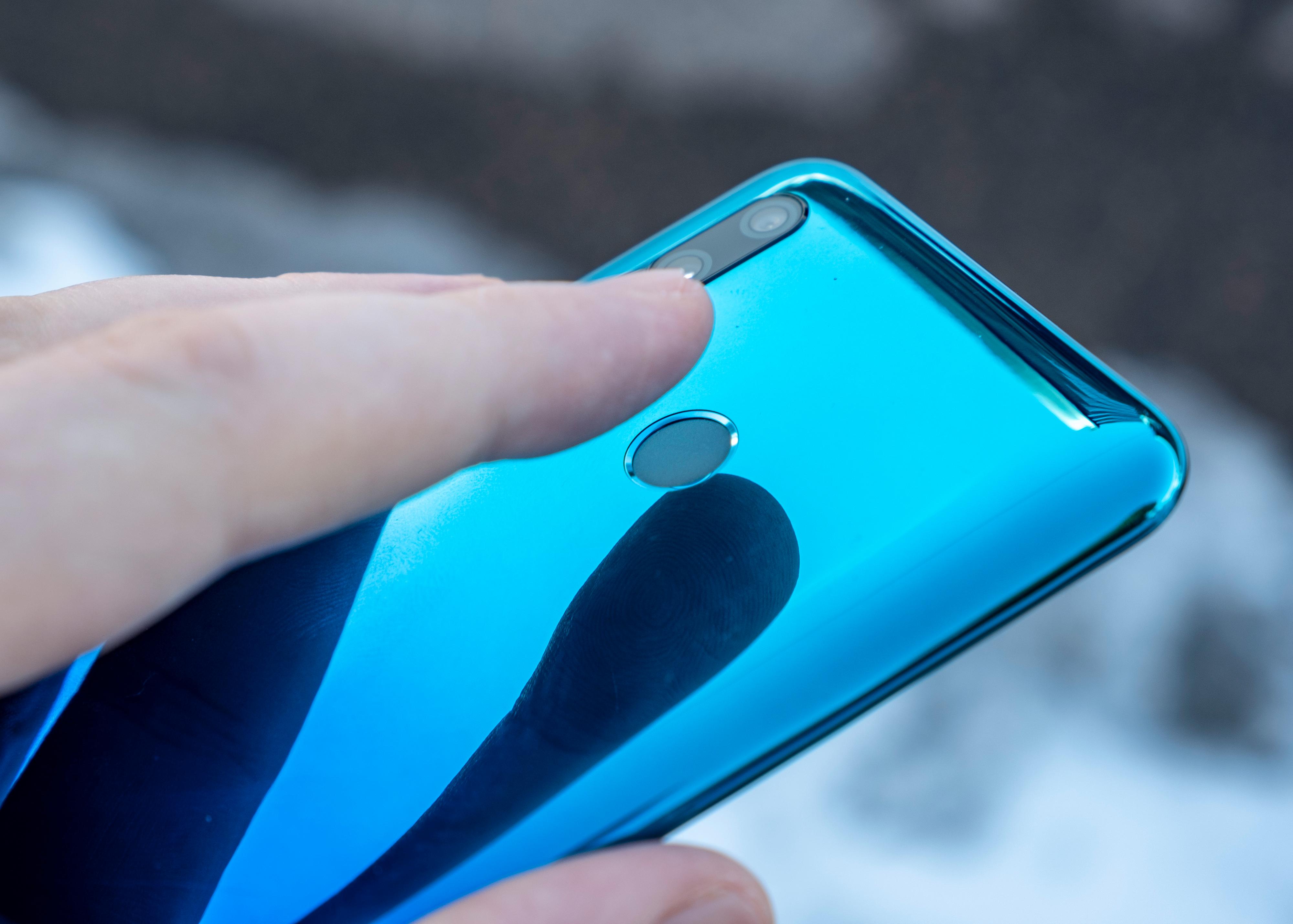 Fingerleseren er midt på baksiden. En bakside som er i plast, selv om Huawei selv sier den skal likne på keramisk materiale.