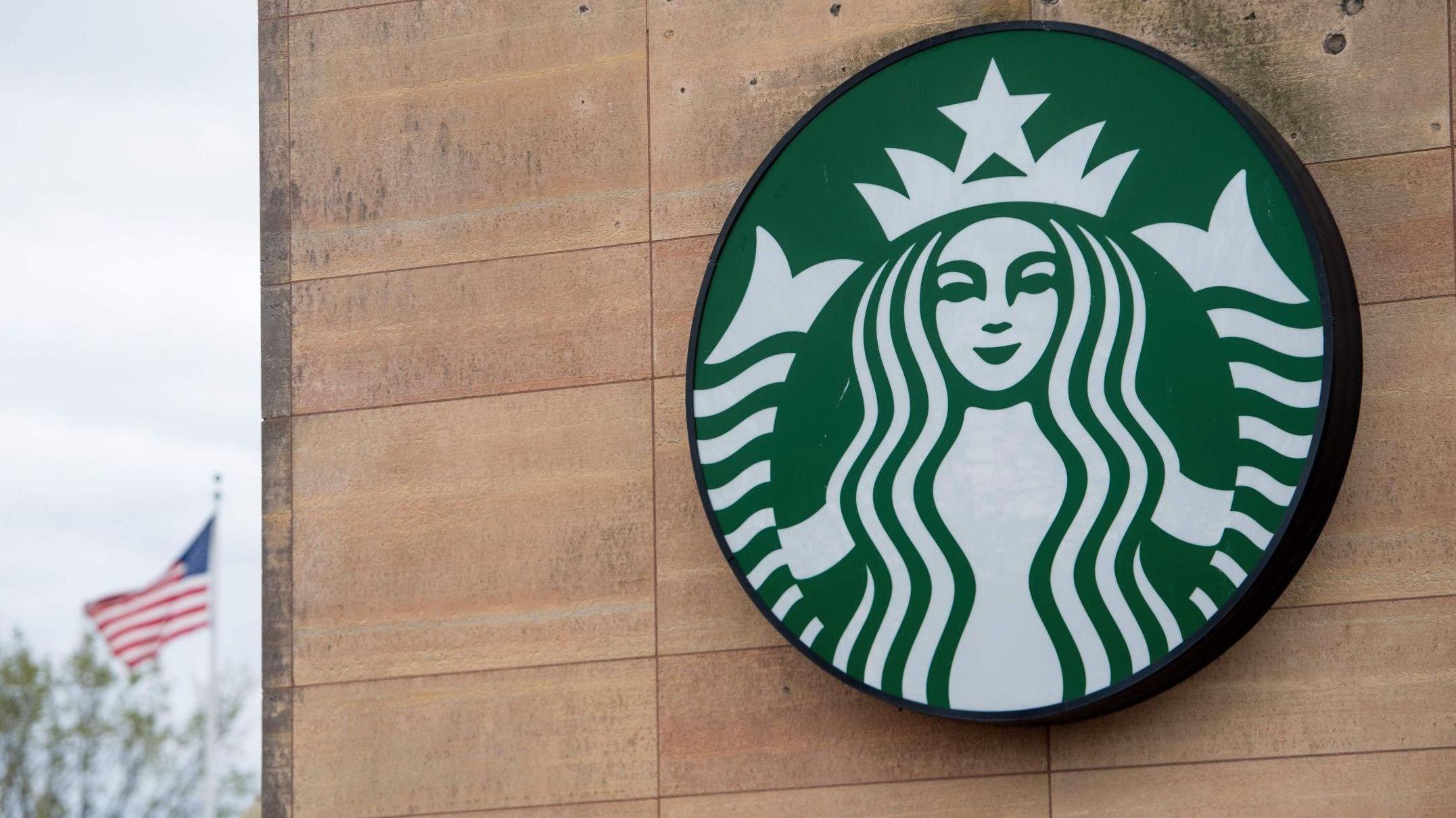 UAVHENGIG AV KJØP: Alle amerikanske Starbucks-kafeer skal fremover være åpne for alle som går inn, selv om man ikke ønsker å kjøpe noe i kaféen.. Foto: Saul Loeb/AFP