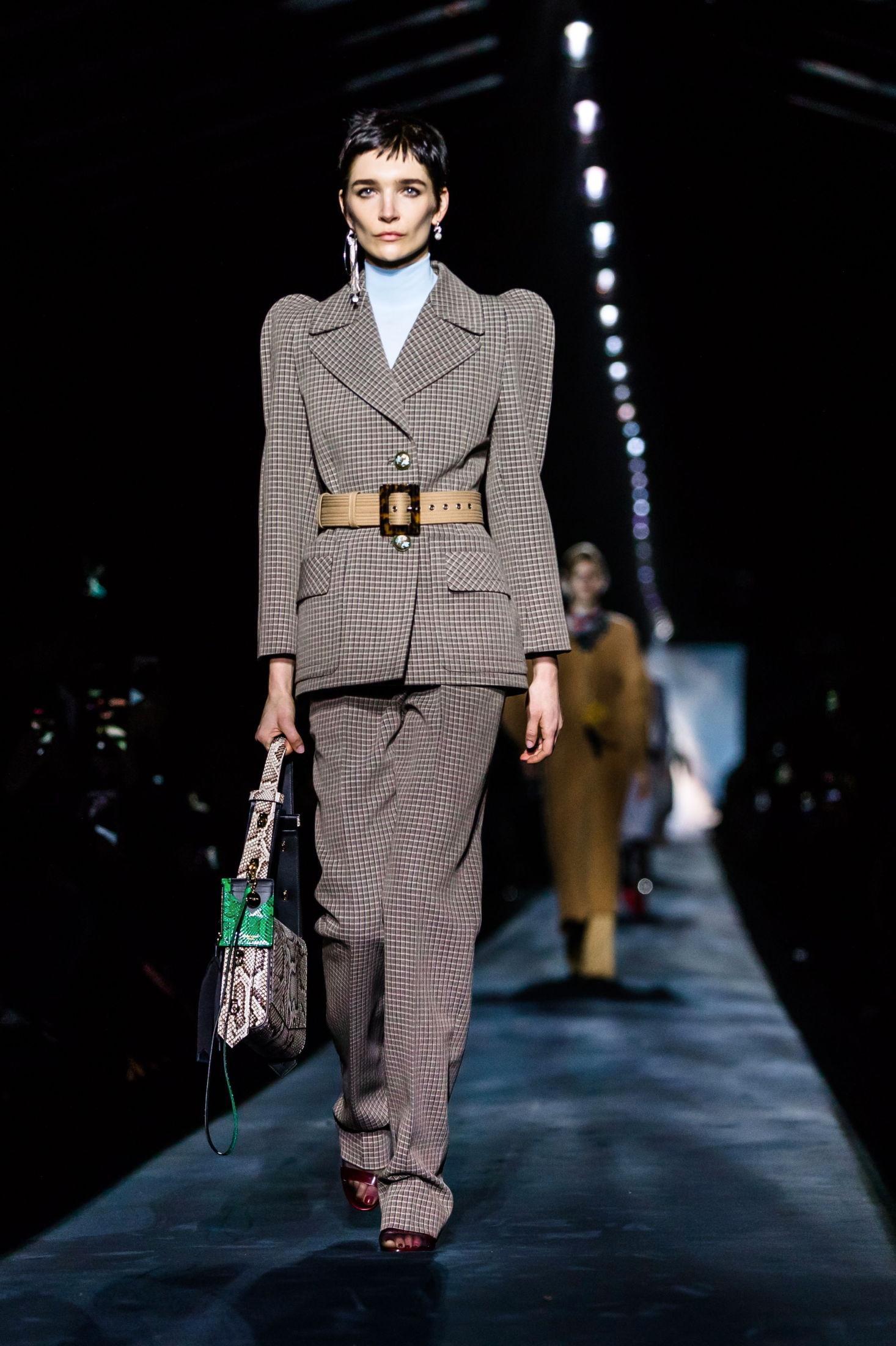 POWER SUIT: Rutete dressjakke og -bukser fra Givenchy. Foto: EPA