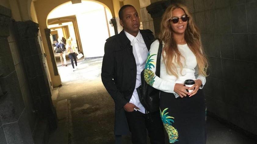 STILIGE: Her forlater artisten Jay Z (Shawn Carter) og kona Beyoncé Knowles-Carter Wimp/Tidals kontorer i Grensen i Oslo. Legg merke til Beyoncés frekke sko! Foto: PRIVAT