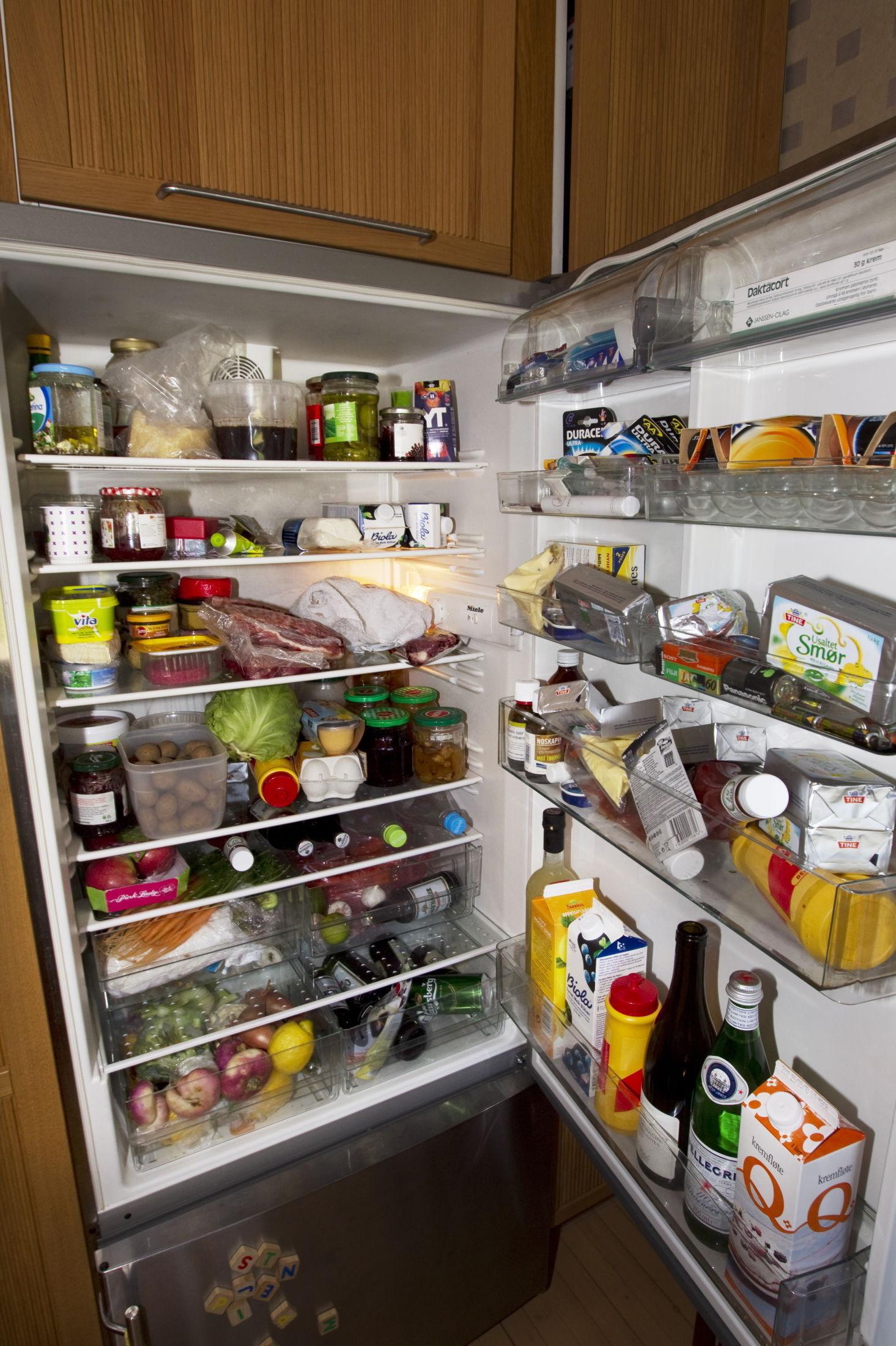 FULLT SKAP: Hvis det ikke er nok luft mellom matvarene vil temperaturen i kjøleskapet stige. Foto: FRODE HANSEN/VG