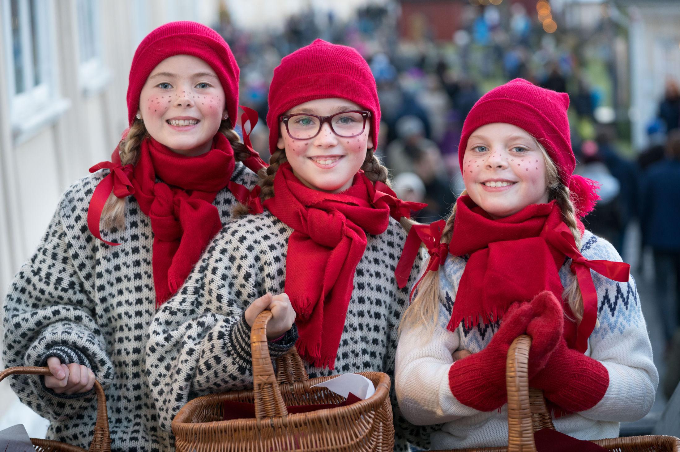 NISSEBARN: Klare for å spre julestemning på Bærums verk. Foto: Morten Brun