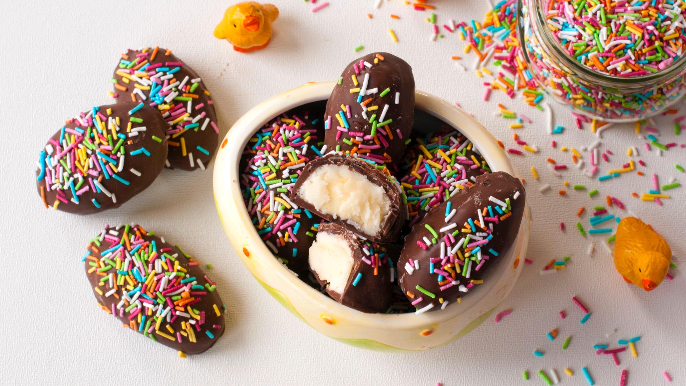 PÅSKEGODT: Sjokoladeegg med kremfyll kan du lage med kondensert melk, melis, mørk sjokolade og matfett. Foto: Siv Romsdal