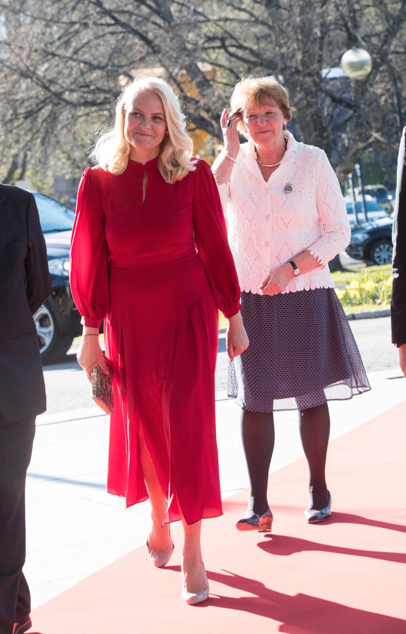 FAVORITTFARGEN? Kronprinsesse Mette-Marit velger gjerne klassiske farger som rødt, hvitt og sort, også denne gangen. I bakgrunnen ordfører i Oslo Marianne Borgen. Foto: NTB scanpix