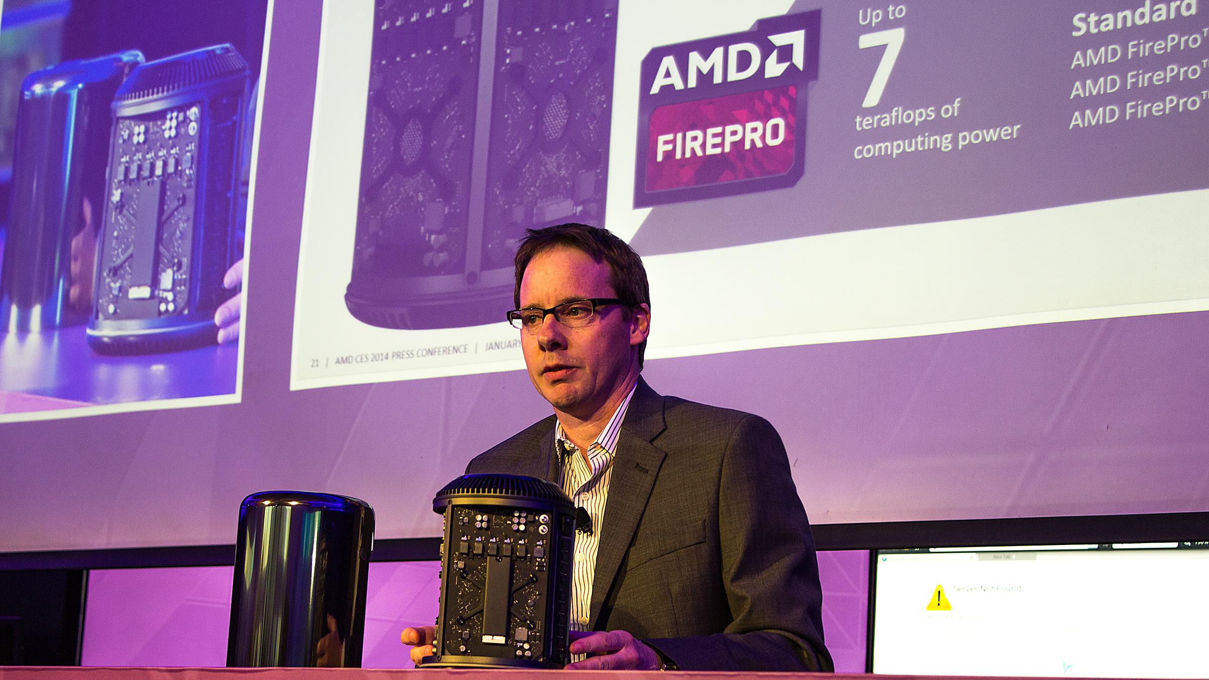 Matt Skynner viser frem AMD FirePro-innmaten i en Mac Pro arbeidsstasjon.Foto: Varg Aamo, Hardware.no
