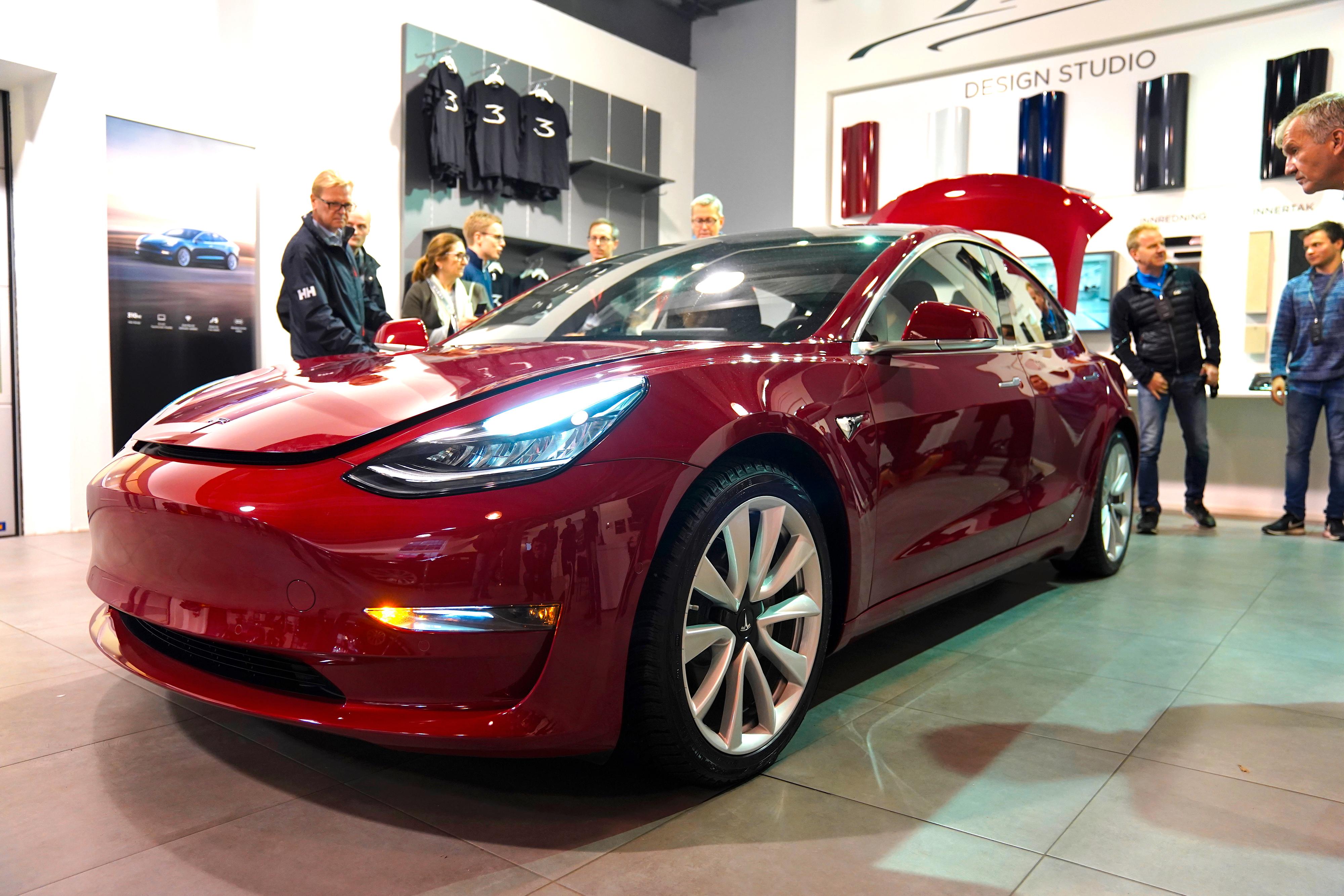 Tesla Model 3 ruller ut på norske veier i februar. Sannsynligheten er stor for at den vil bli et svært vanlig syn i løpet av kort tid.